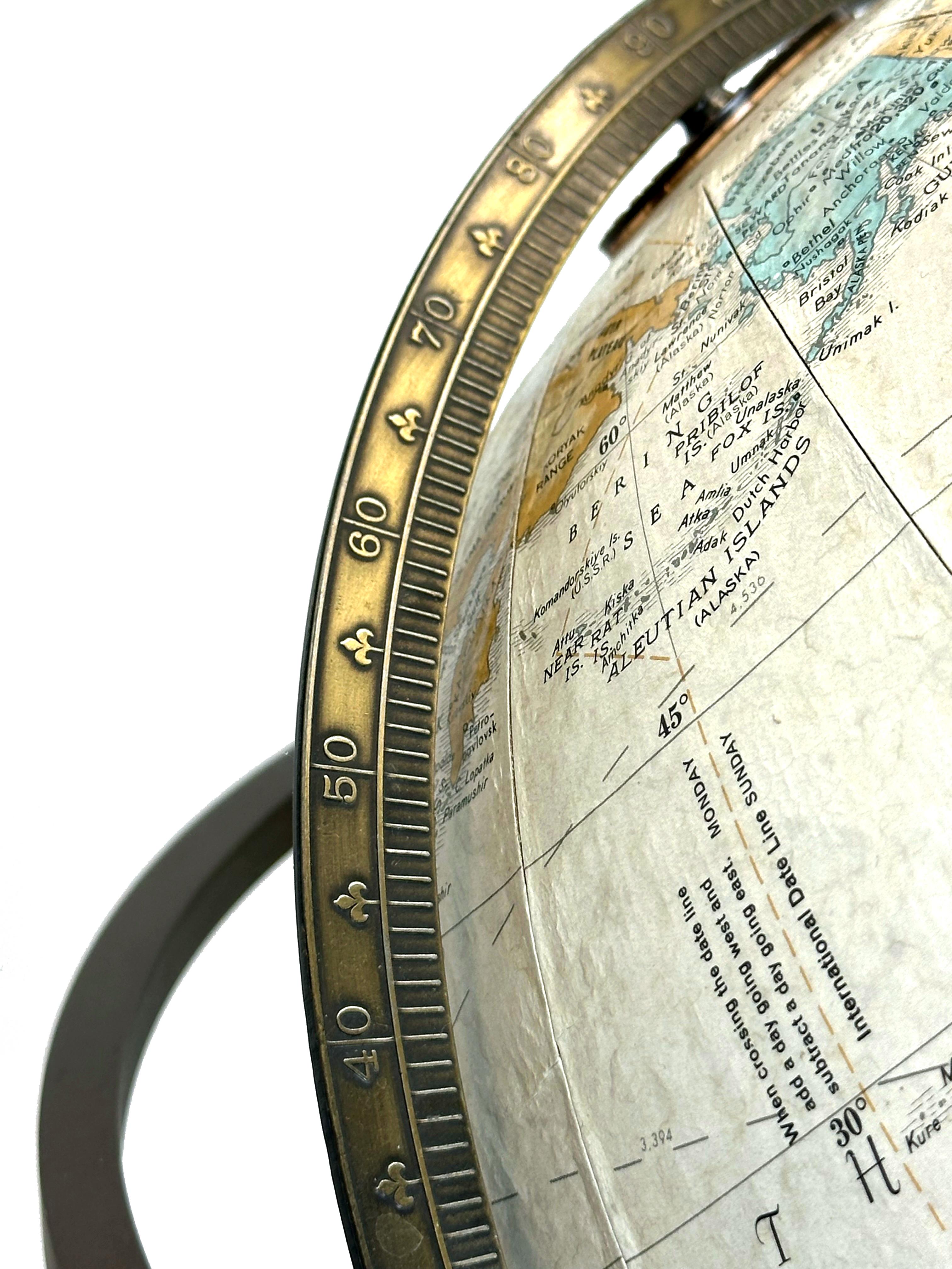 Mid-Century Modern Globe terrestre du milieu du siècle sur un Stand en bronze à la manière de Paul McCobb en vente