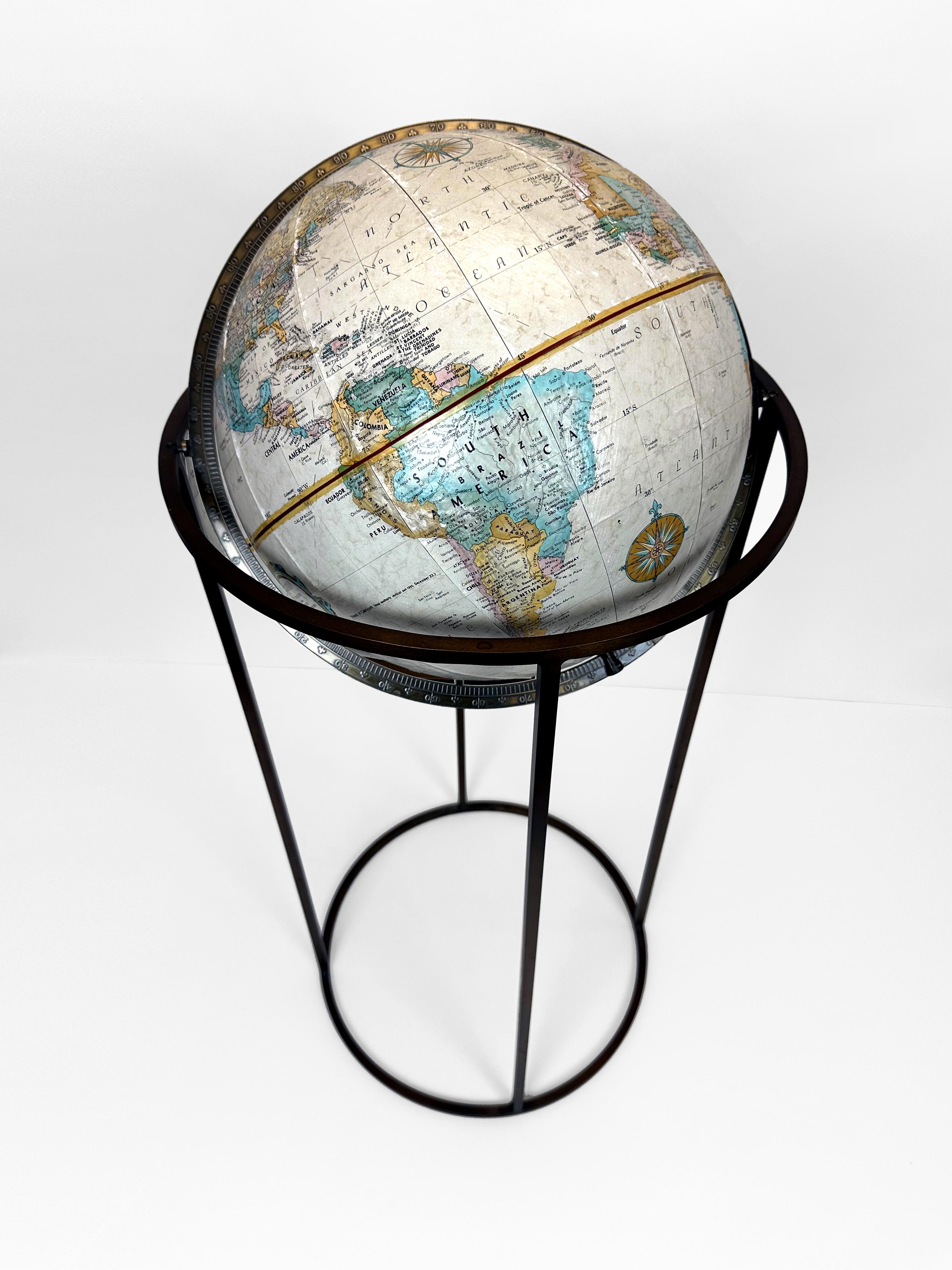Américain Globe terrestre du milieu du siècle sur un Stand en bronze à la manière de Paul McCobb en vente