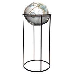 Globe terrestre du milieu du siècle sur un Stand en bronze à la manière de Paul McCobb