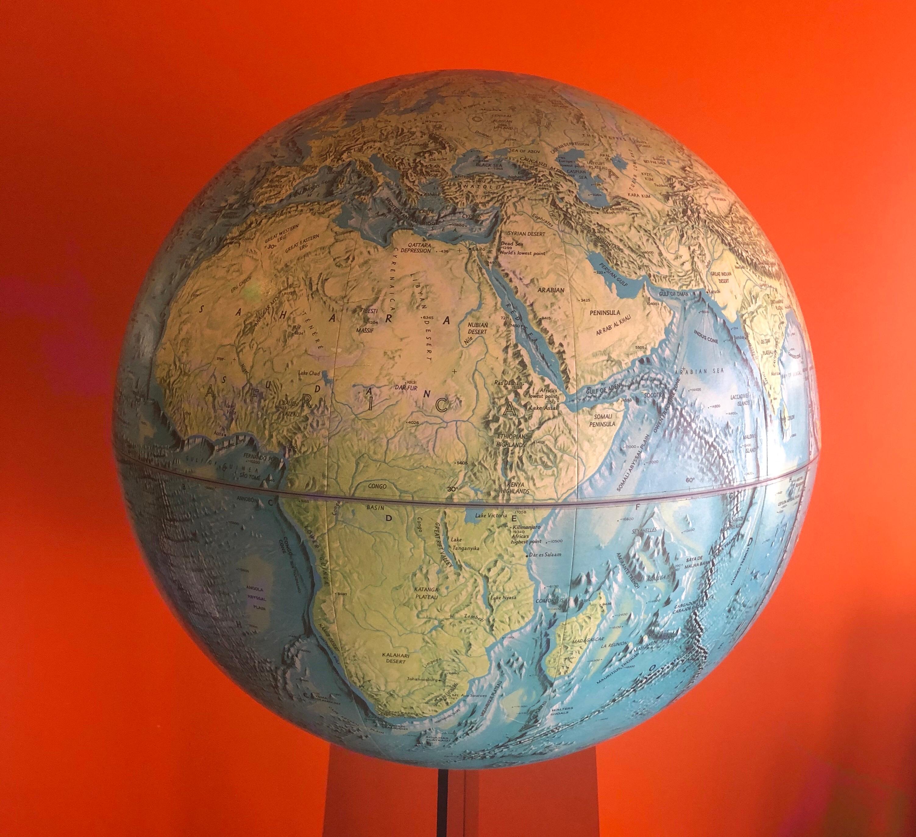 Globo del Medioevo su supporto di lucite fumé in vendita 4