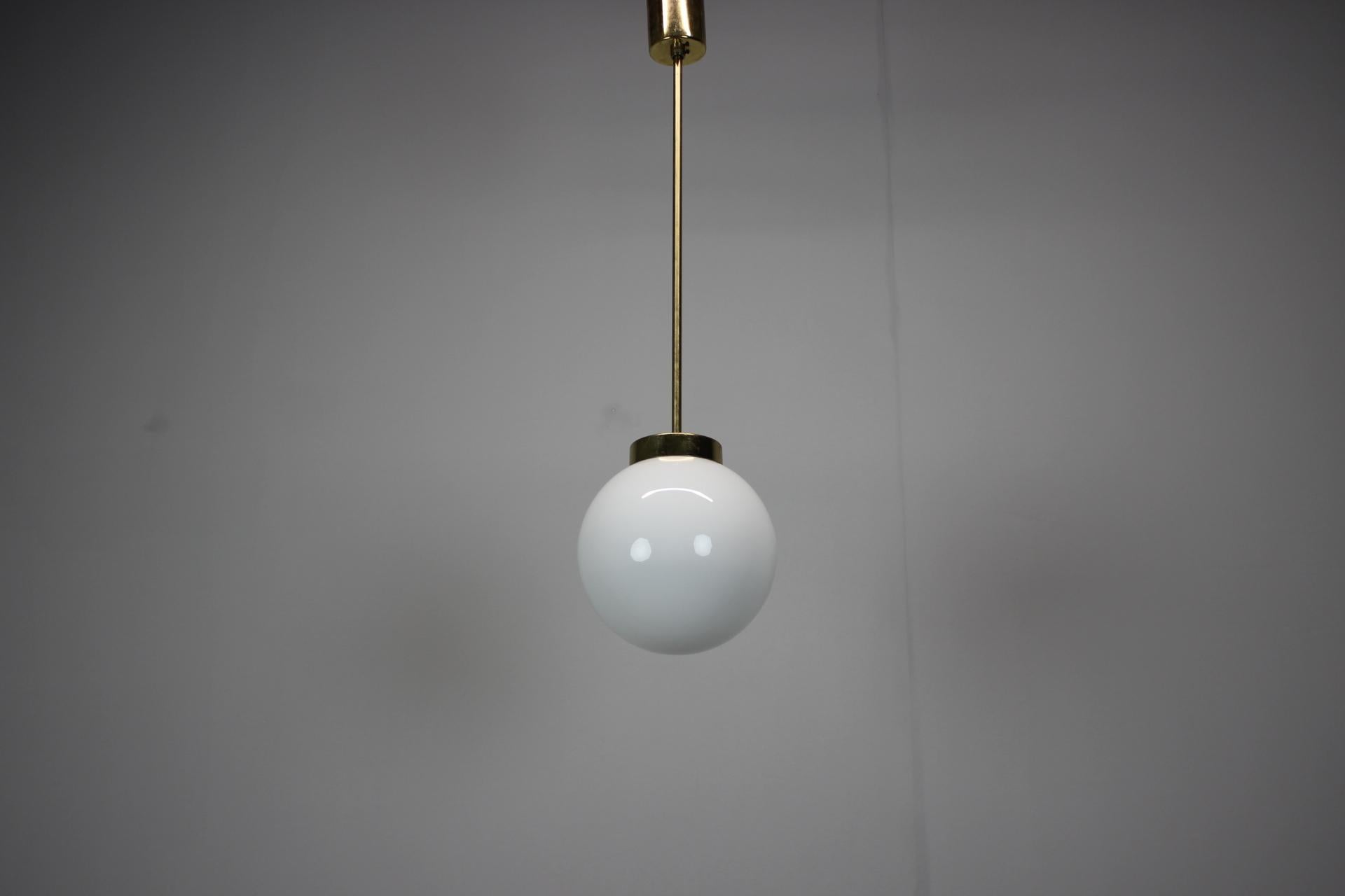 - Ciondolo a globo di metà secolo di Kamenický Šenov, anni '70, Cecoslovacchia
- in ottone e vetro al latte,
- presenta segni di usura e di età (graffi, etc.),
- in buone condizioni originali,