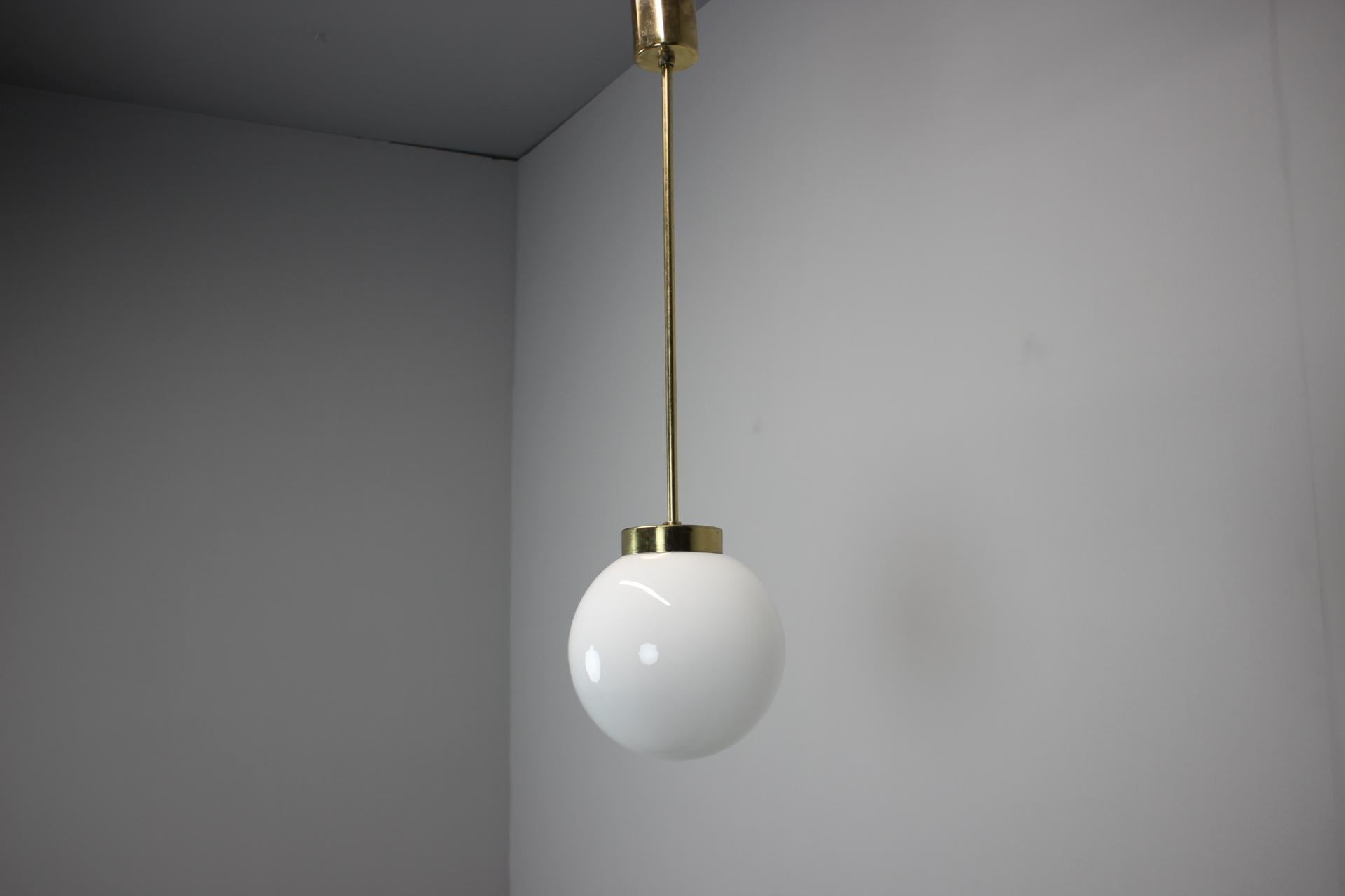 Mid-Century moderno Ciondolo a globo di metà secolo di Kamenický Šenov, anni '70, Cecoslovacchia in vendita