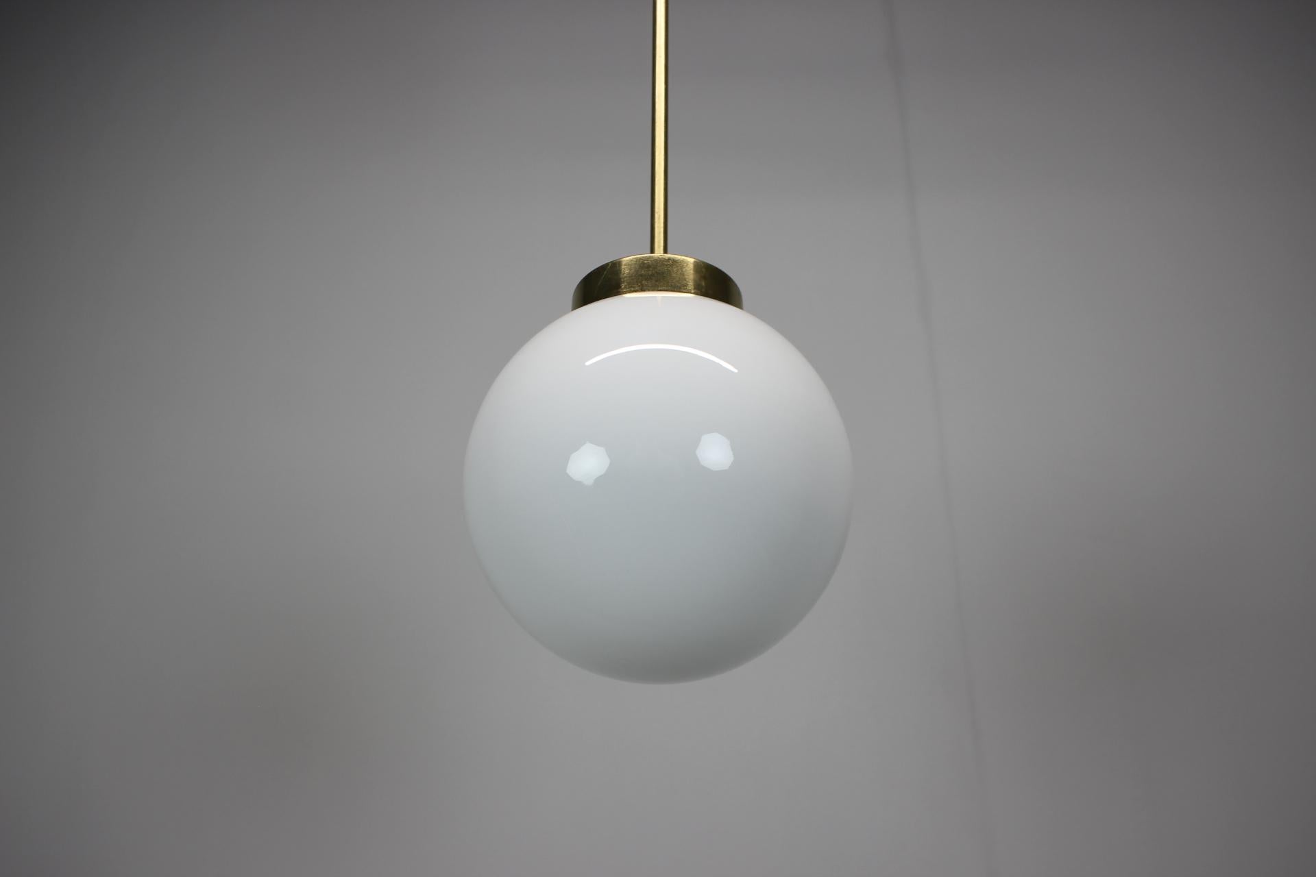 Ciondolo a globo di metà secolo di Kamenický Šenov, anni '70, Cecoslovacchia In condizioni buone in vendita a Praha, CZ