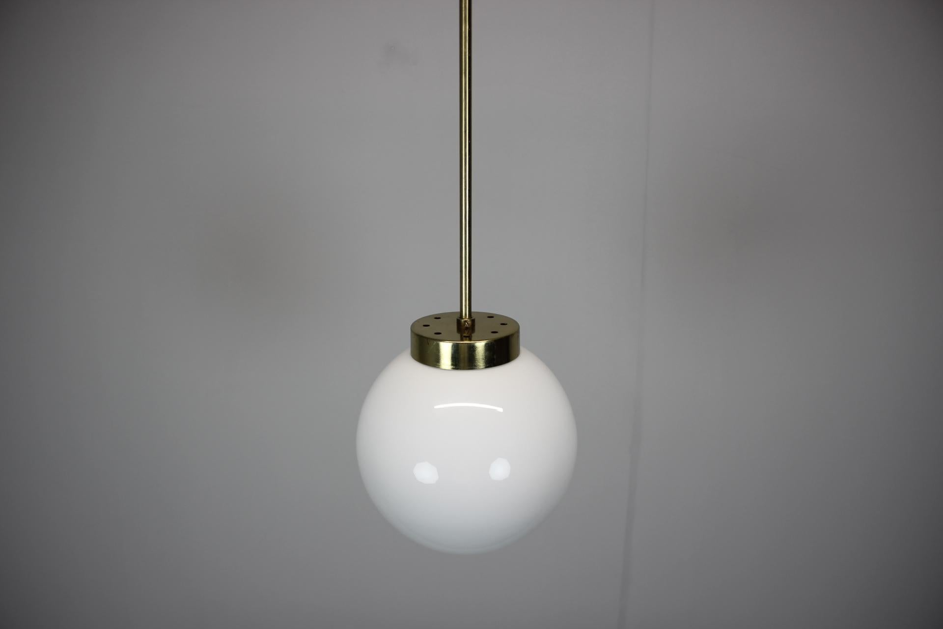 Fine XX secolo Ciondolo a globo di metà secolo di Kamenický Šenov, anni '70, Cecoslovacchia in vendita