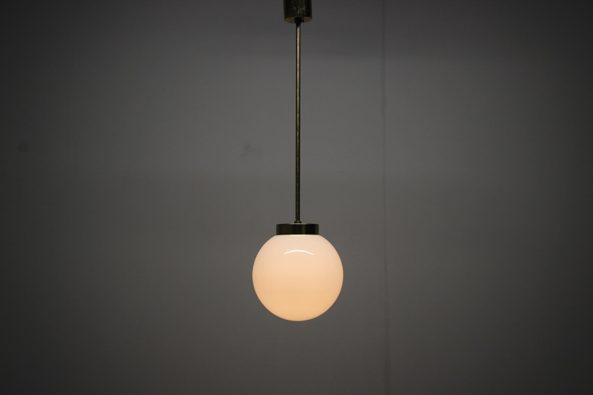 Ciondolo a globo di metà secolo di Kamenický Šenov, anni '70, Cecoslovacchia in vendita 1