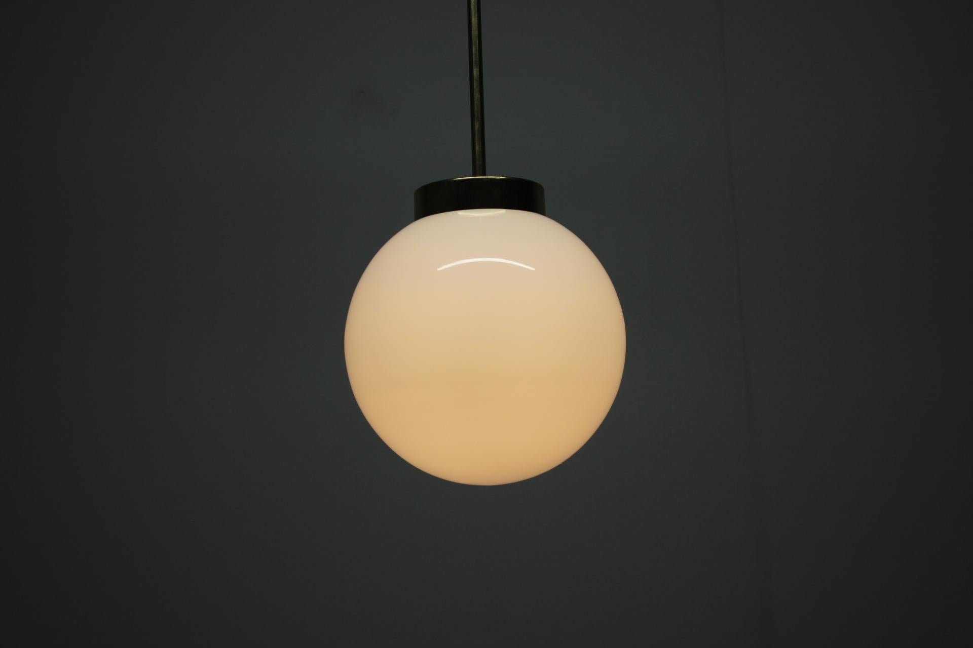 Ciondolo a globo di metà secolo di Kamenický Šenov, anni '70, Cecoslovacchia in vendita 2