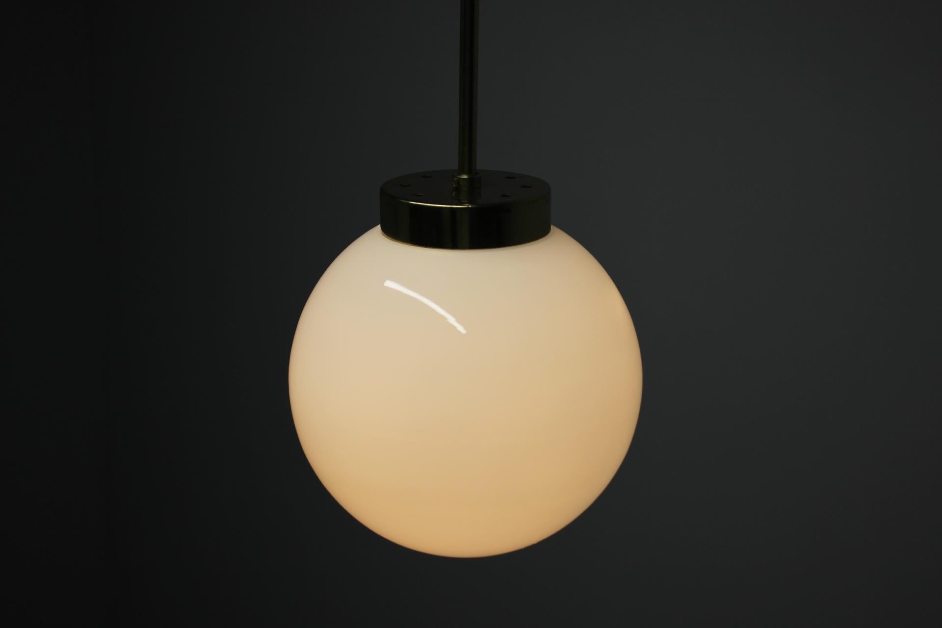 Ciondolo a globo di metà secolo di Kamenický Šenov, anni '70, Cecoslovacchia in vendita 3