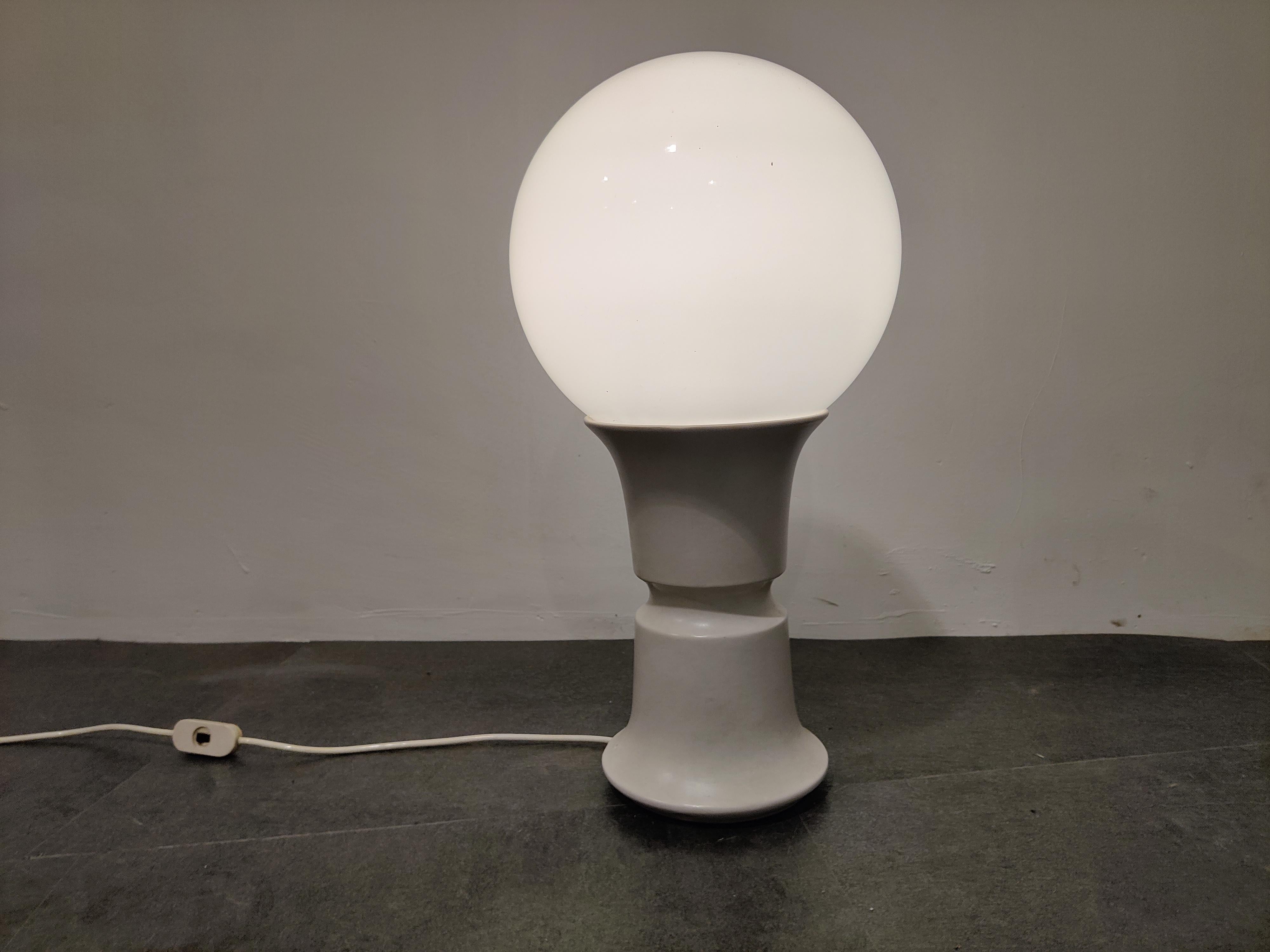 Vintage italian space age opaline globe table lamp with a ceramic base.

This minimalist table lamp emits a beautiful soft light.

Elegant timeless design

Very good condition.

Tested and ready to use.

1970s -