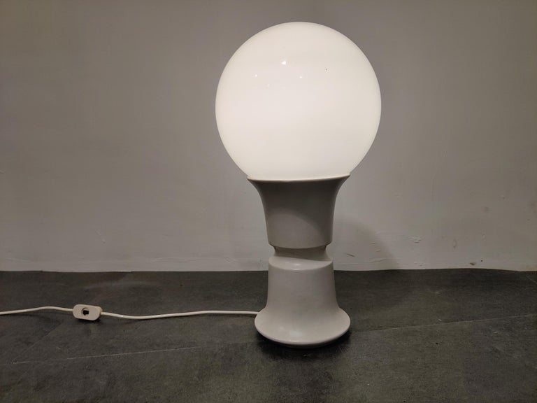 Vintage italian space age opaline globe table lamp with a ceramic base.

This minimalist table lamp emits a beautiful soft light.

Elegant timeless design

Very good condition.

Tested and ready to use.

1970s -