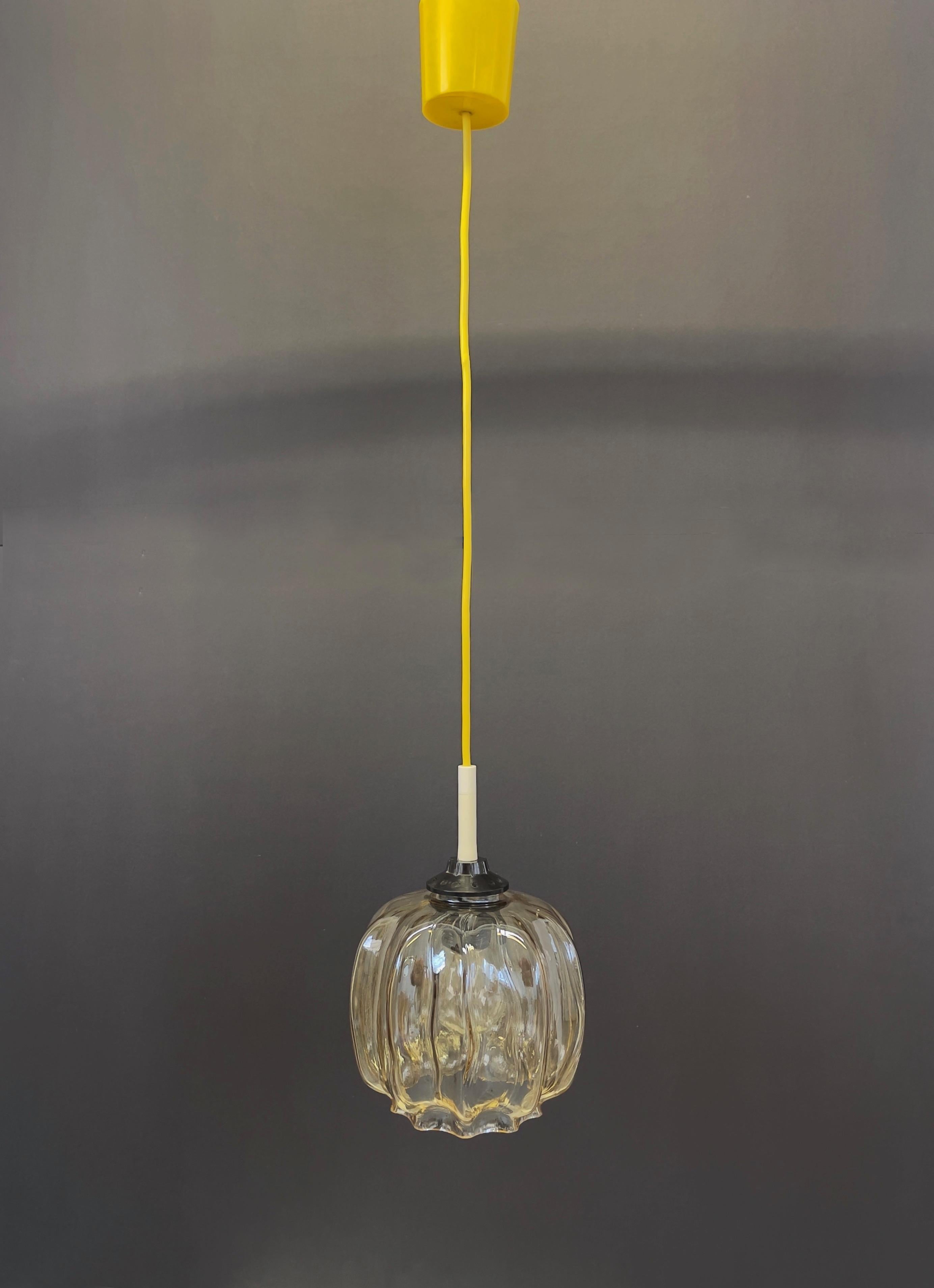 Pendentif amusant en verre représentant une petite méduse dans une teinte ambrée brillante.
Verre fabriqué à la main avec un léger effet de bulles de savon.
La partie amusante est bien sûr le câblage et le baldaquin jaune vif combinés à cette