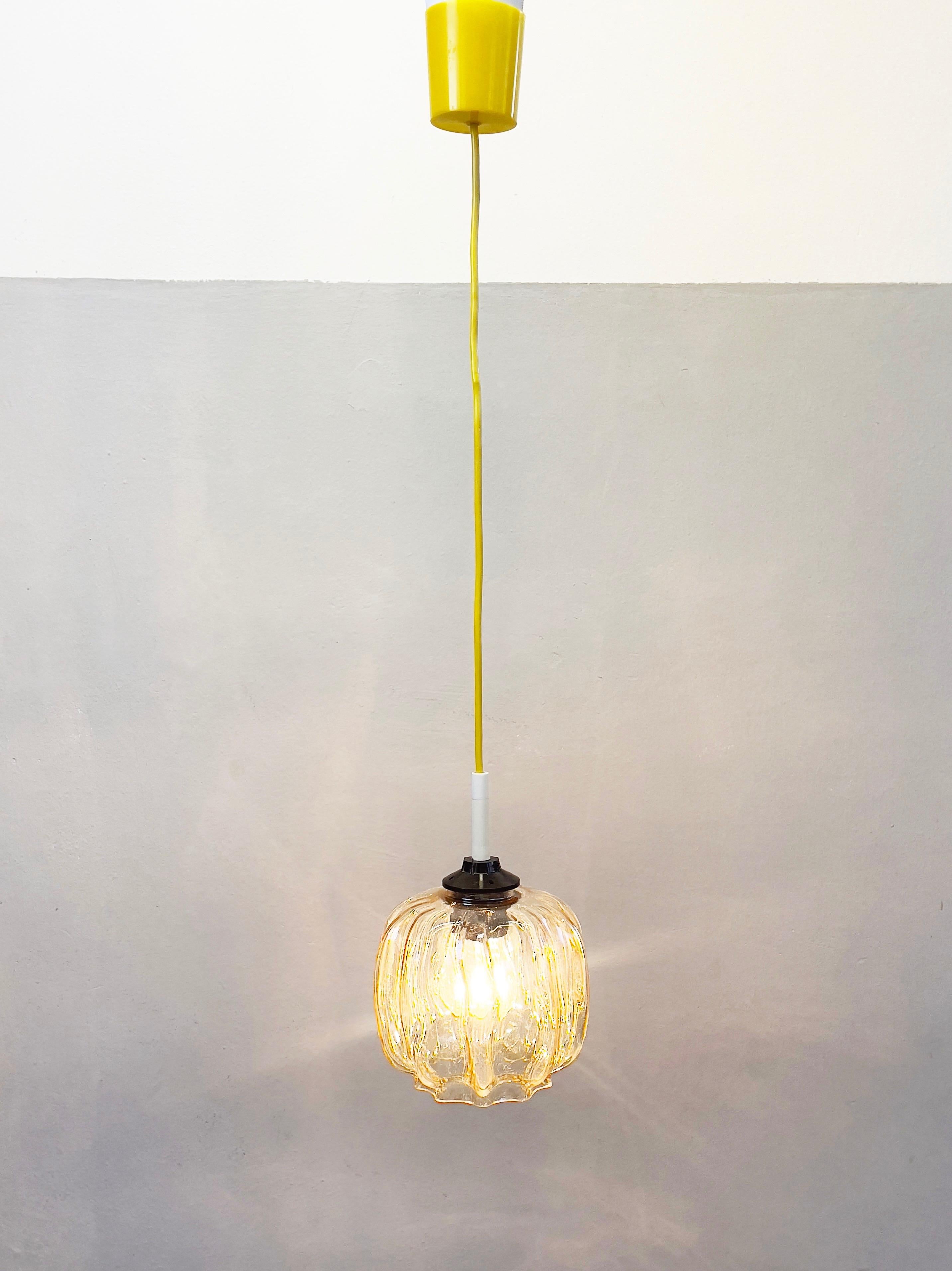 Allemand Pendentif méduse en verre ambre brillant, milieu du siècle, années 1960, Allemagne en vente