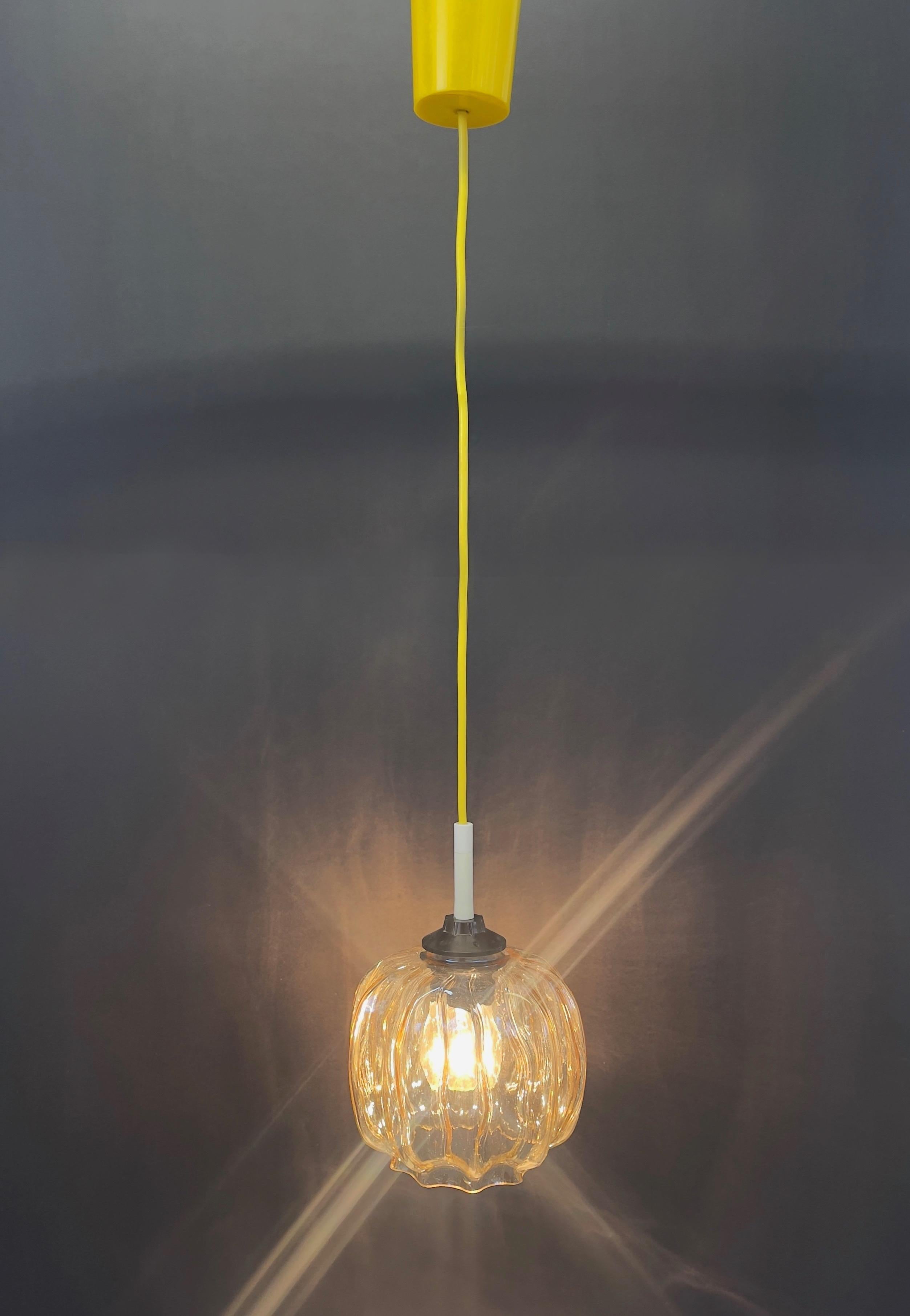 Fait main Pendentif méduse en verre ambre brillant, milieu du siècle, années 1960, Allemagne en vente