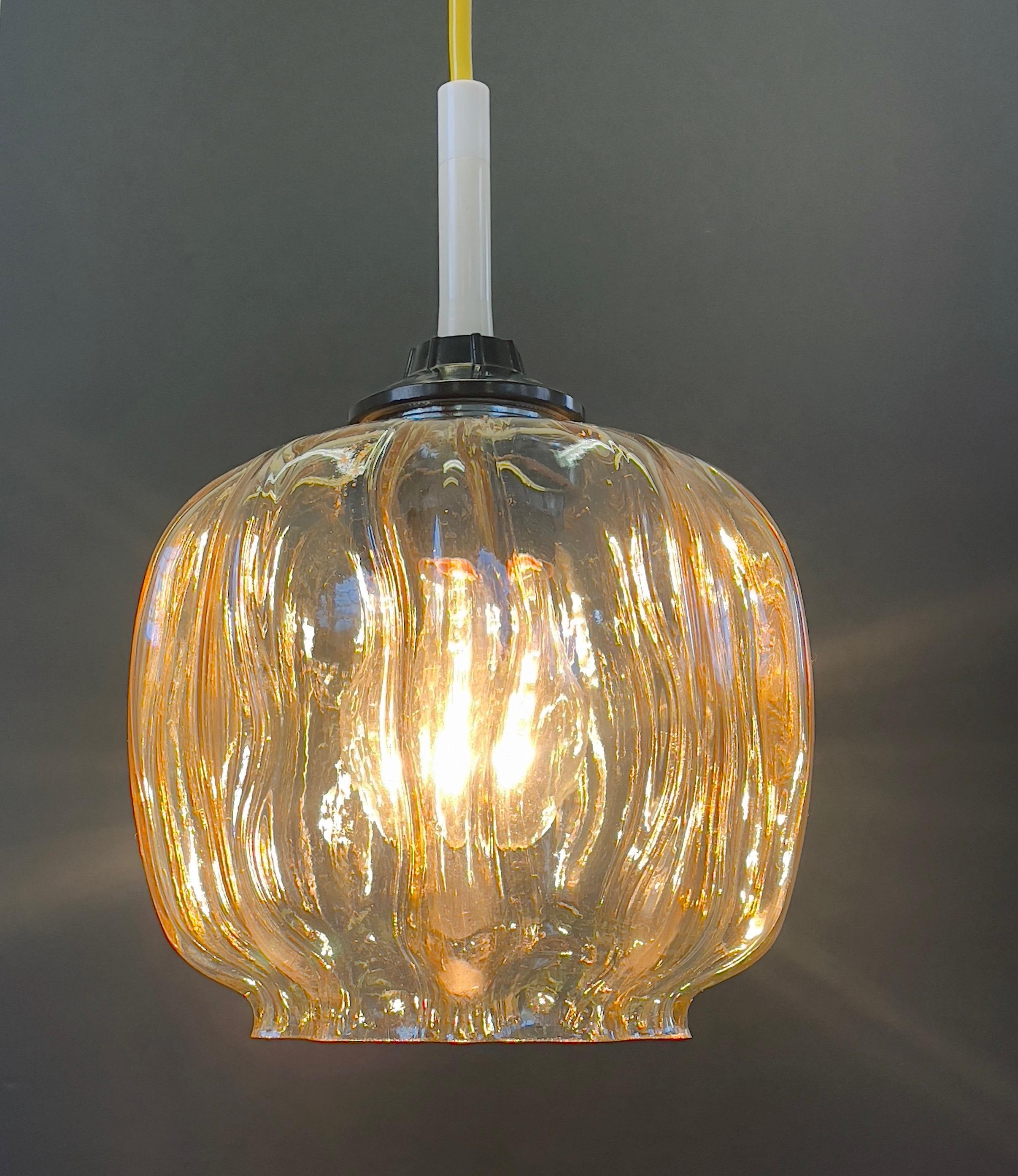 Pendentif méduse en verre ambre brillant, milieu du siècle, années 1960, Allemagne Bon état - En vente à Andernach, DE