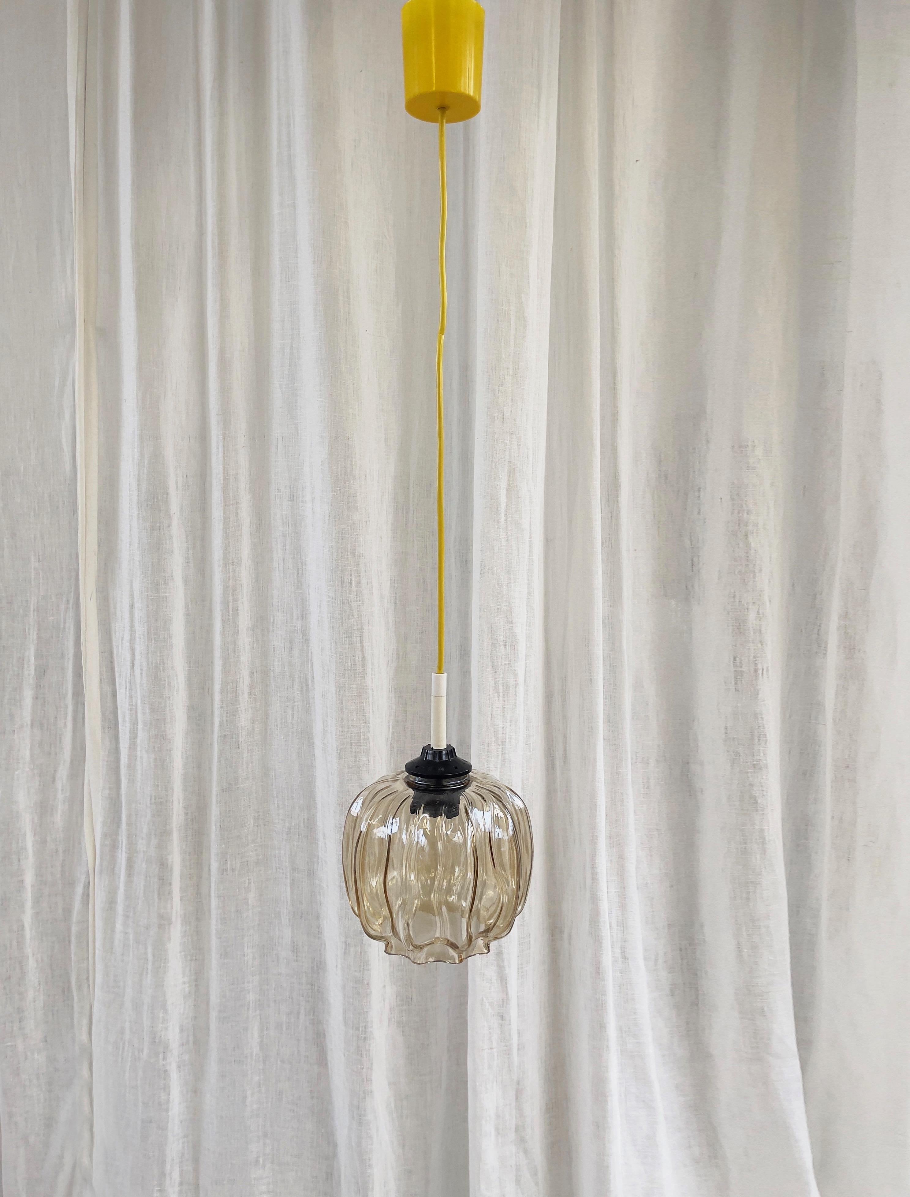 20ième siècle Pendentif méduse en verre ambre brillant, milieu du siècle, années 1960, Allemagne en vente