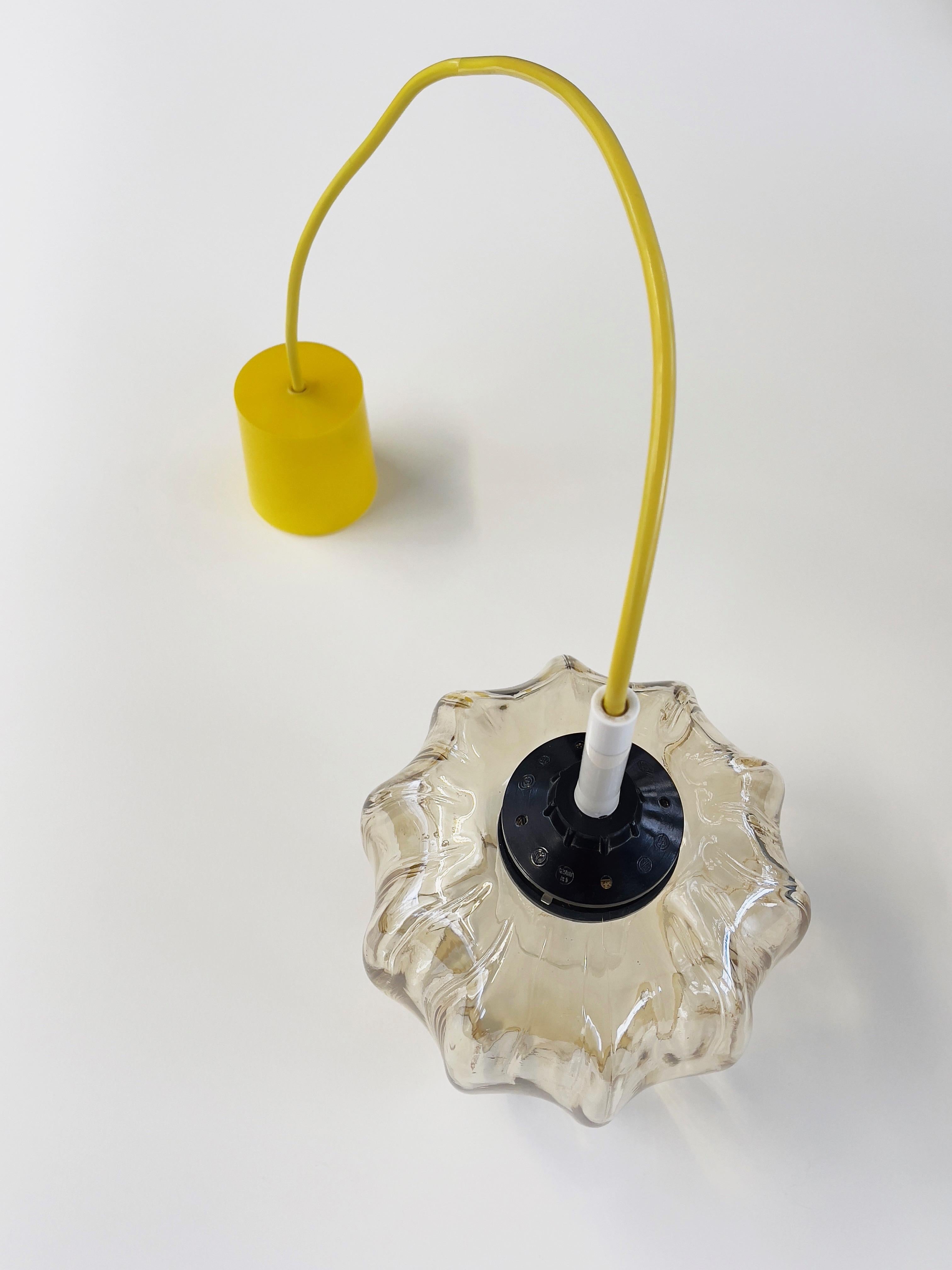 Verre d'art Pendentif méduse en verre ambre brillant, milieu du siècle, années 1960, Allemagne en vente