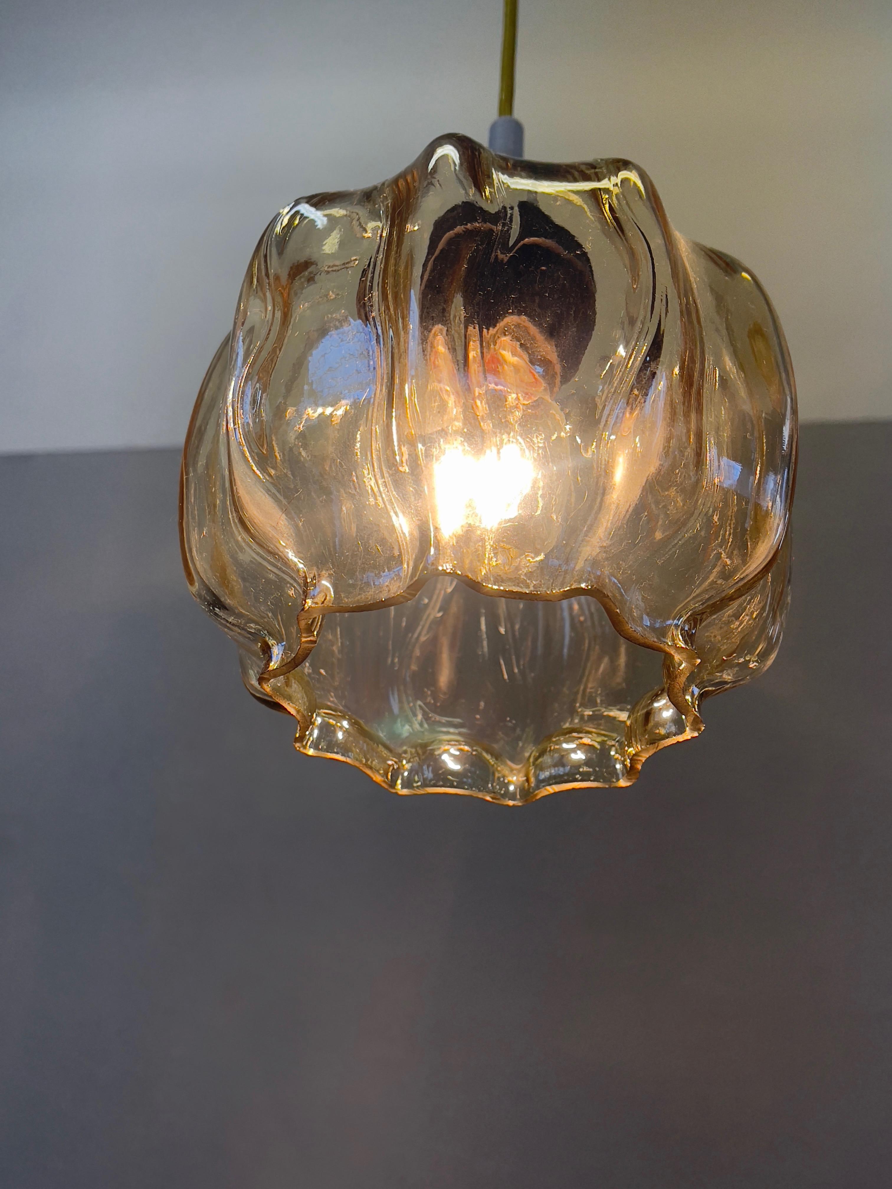 Pendentif méduse en verre ambre brillant, milieu du siècle, années 1960, Allemagne en vente 1