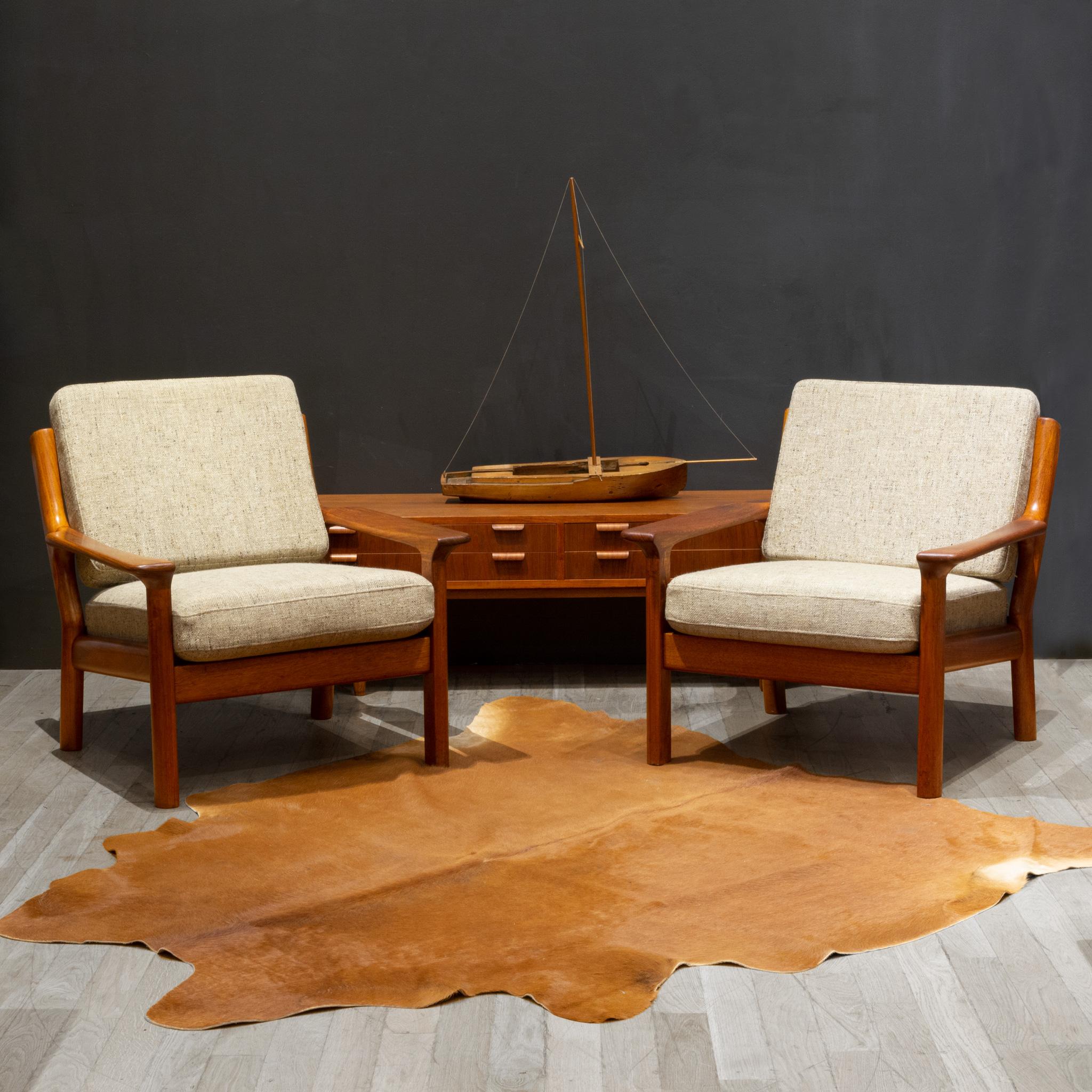 À PROPOS DE

Paire de chaises de salon Glostrup Mobelfabrik, Danemark, datant du milieu du siècle, avec des cadres organiques sculptés en teck massif. Tissu original. Les coussins d'assise ont été dotés d'une nouvelle mousse. Labels d'origine sur