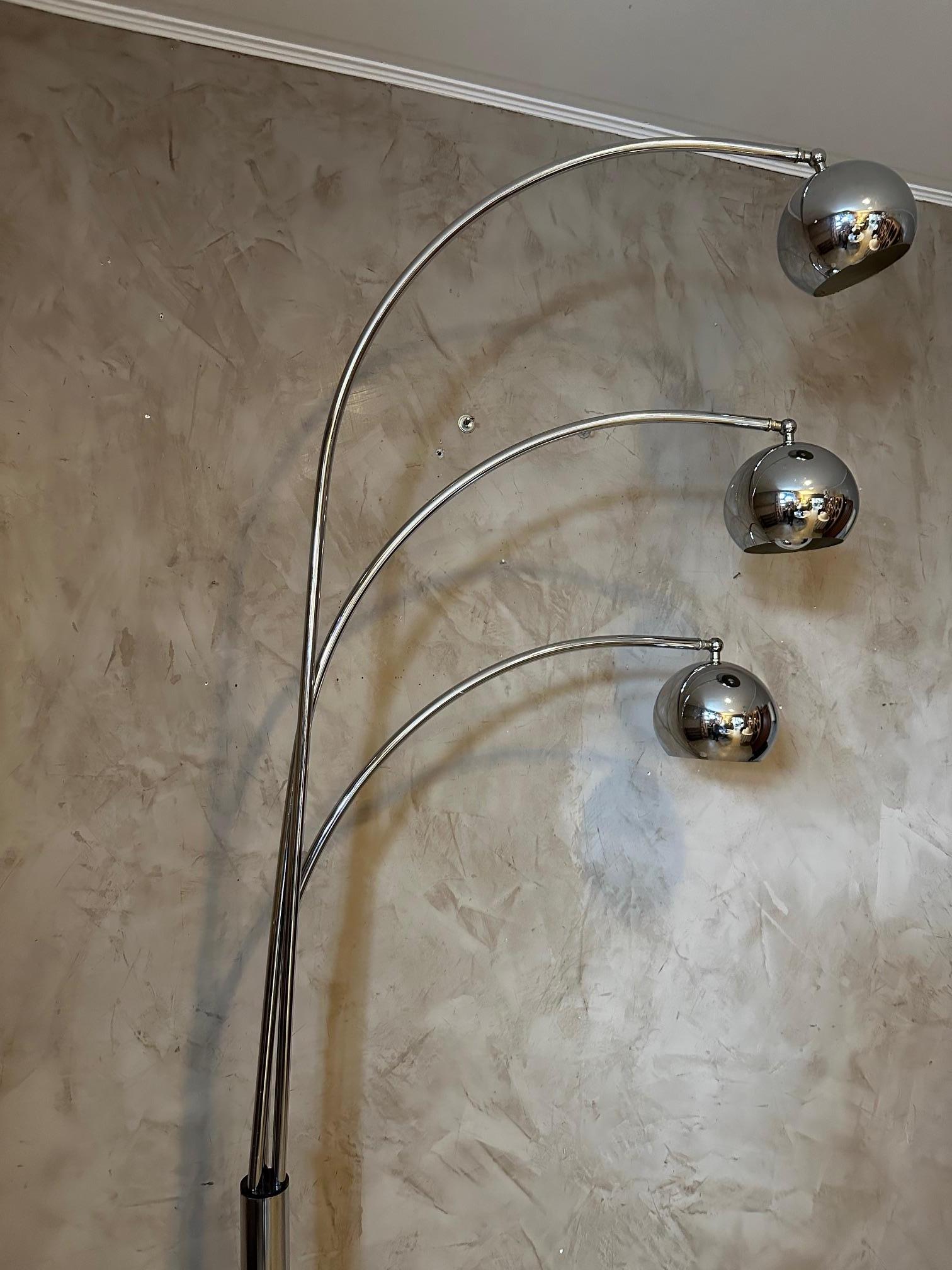 Mid-century Goffredo Reggiani Chromed Metal and Marble Floor Lamp, 1960s In Good Condition For Sale In LEGNY, FR