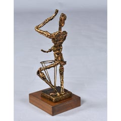 Mid-Century Gold und Schwarz Brutalist Schlagzeuger Figur Skulptur auf Holzsockel