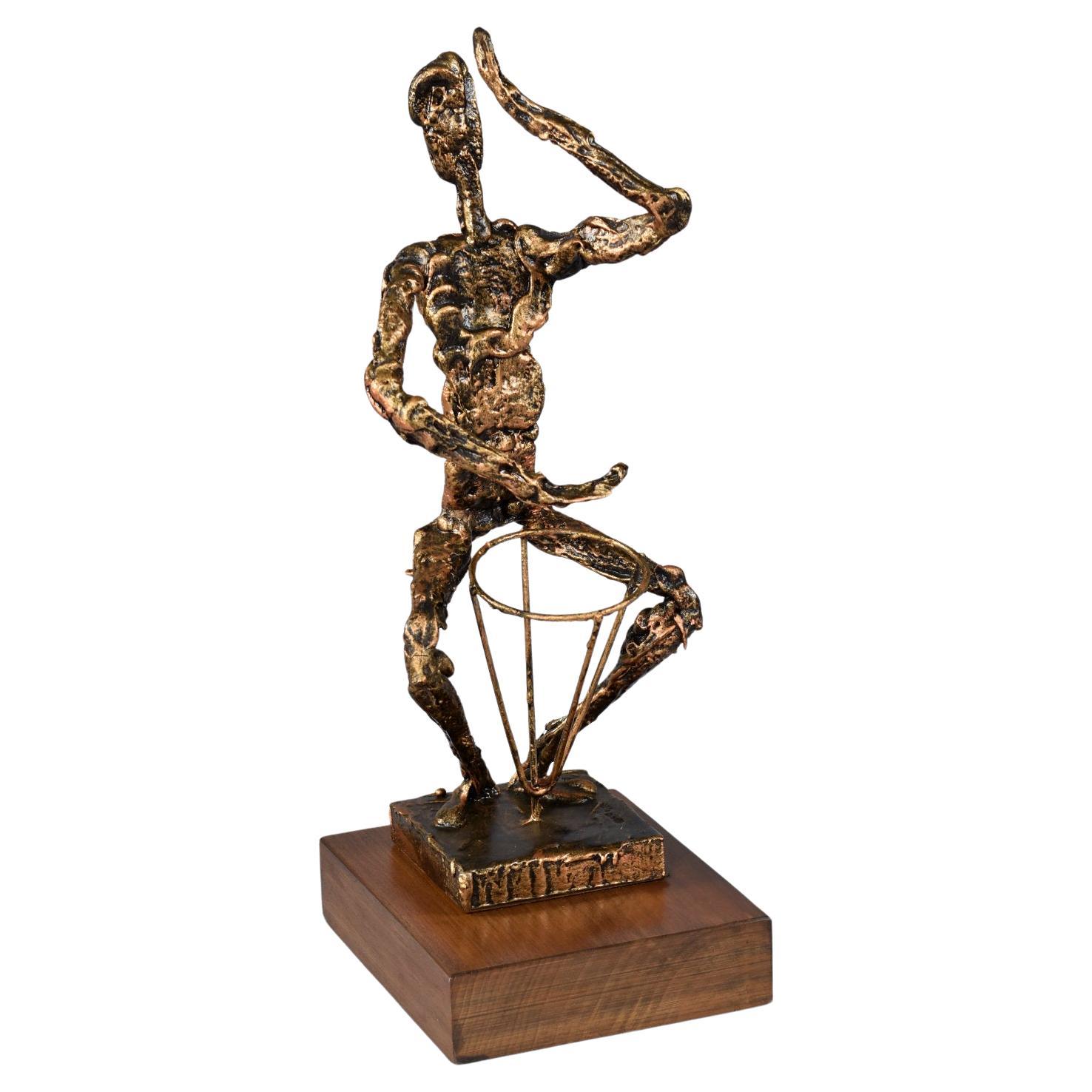 Mid-Century Gold und Schwarz Brutalist Schlagzeuger Figur Skulptur auf Holzsockel im Angebot