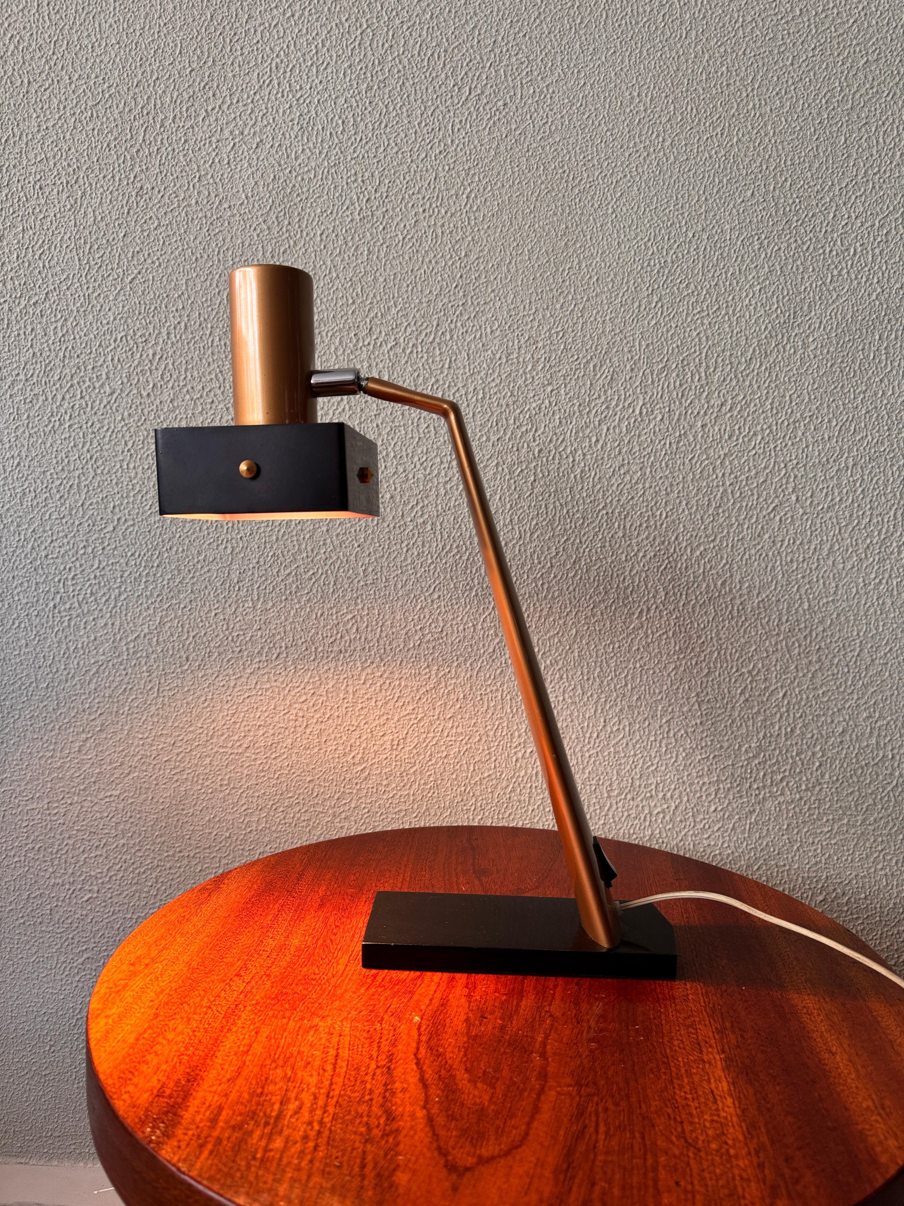 The Geisha Table Lamp in the gold version, designed by Luis Pérez de la Oliva for Fase Madrid in 1967, is a refined example of mid-century modern Spanish design. This elegant and sculptural lamp, measuring 44 cm in height with an 11.5 cm diameter