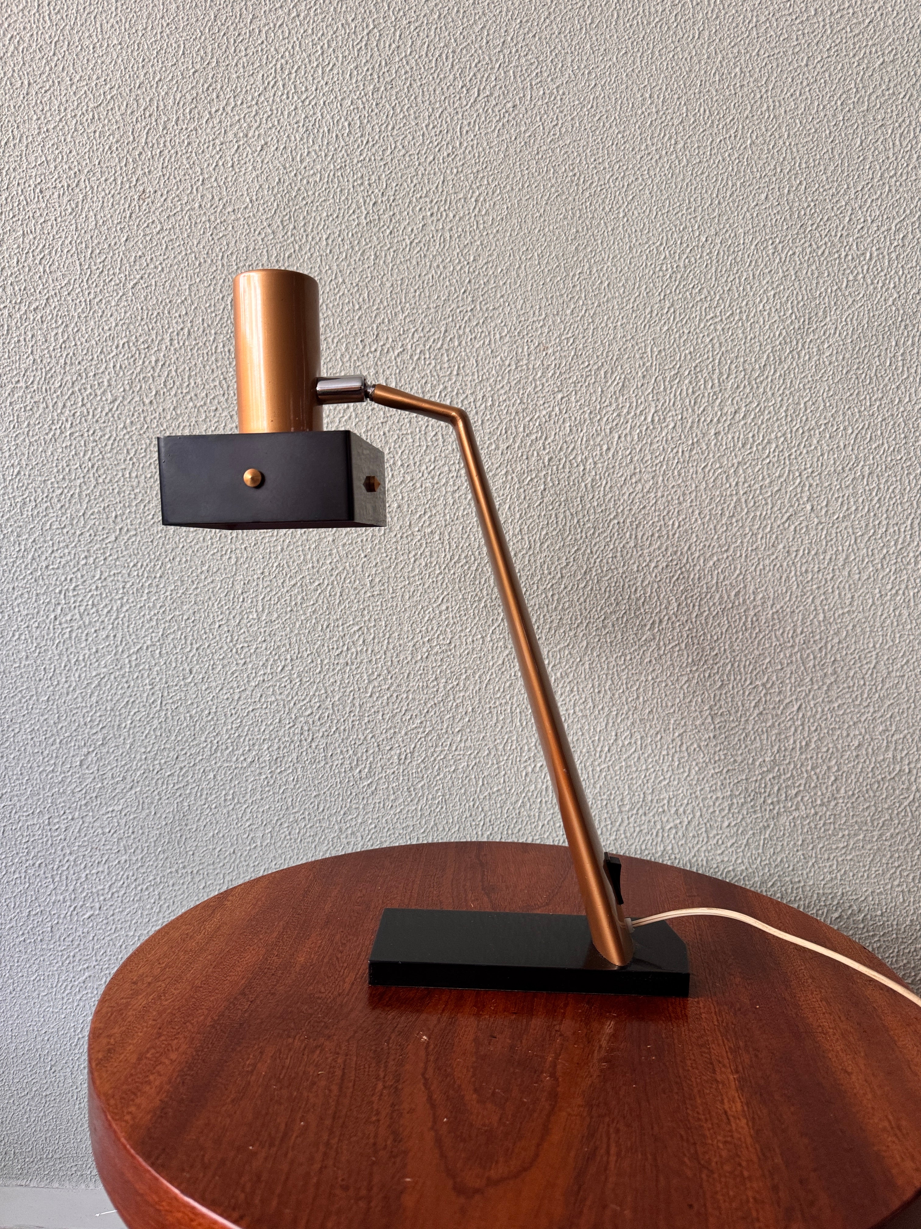 Mid-Century Gold and Black Metal "Geisha" Table Lamp by Fase, 1967 For Sale