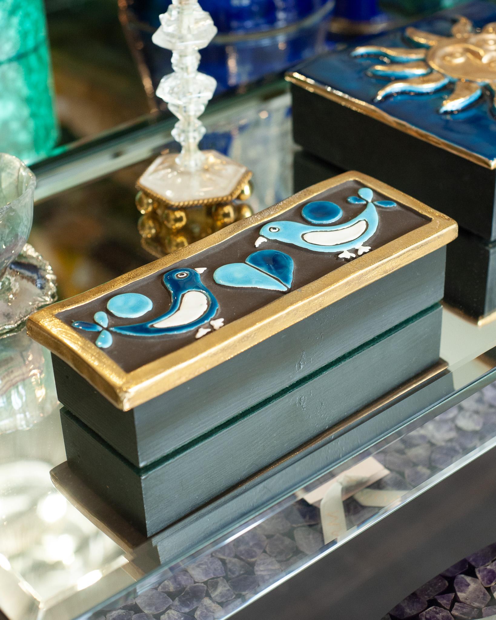 Francese Scatola in ceramica blu e oro di metà secolo con uccelli di Mithé Espelt in vendita
