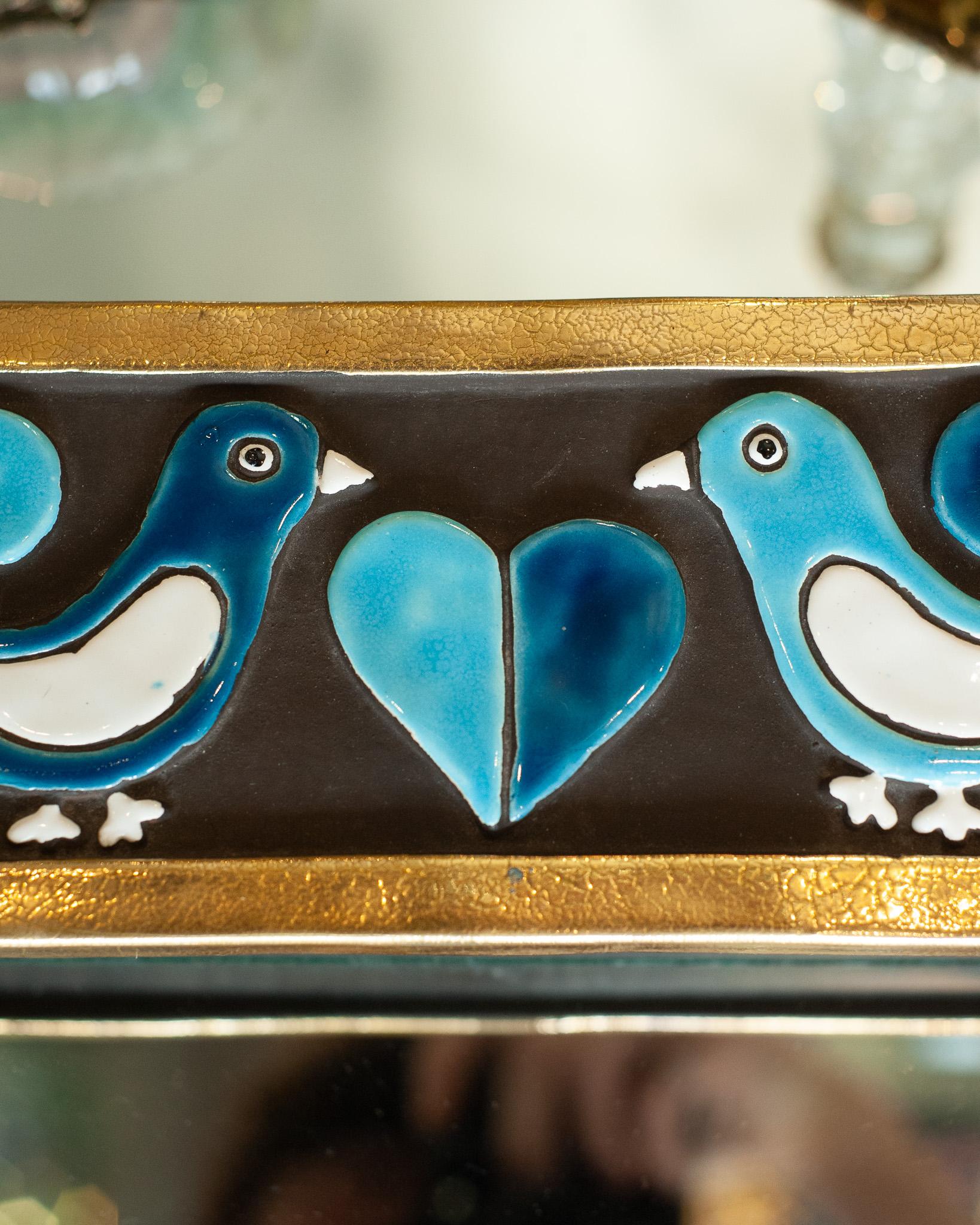 Smaltato Scatola in ceramica blu e oro di metà secolo con uccelli di Mithé Espelt in vendita
