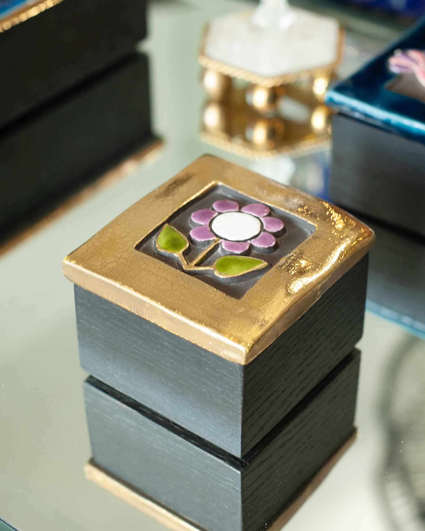 Francese Scatola in ceramica dorata e viola di metà secolo con fiore di Mithé Espelt in vendita