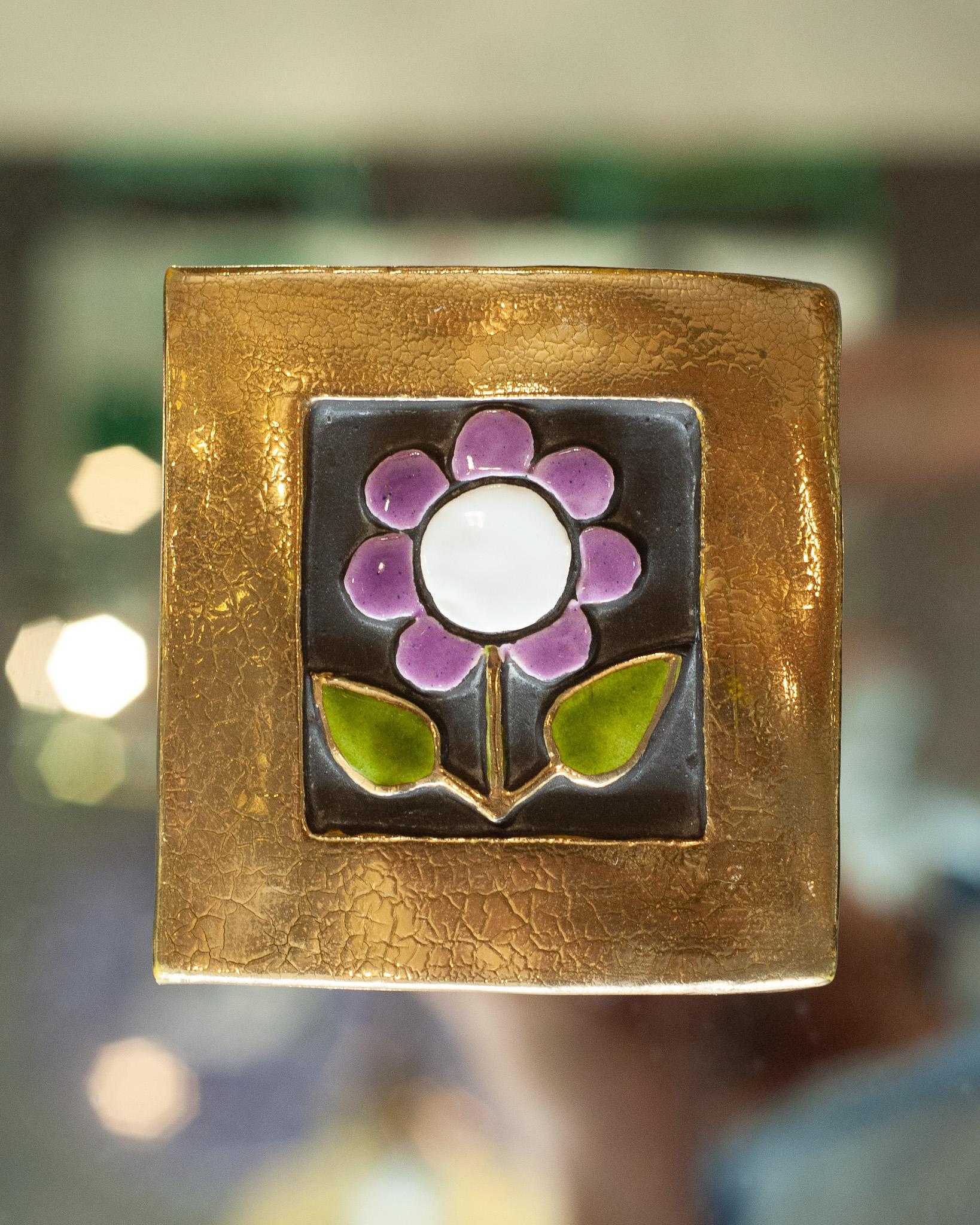 Smaltato Scatola in ceramica dorata e viola di metà secolo con fiore di Mithé Espelt in vendita