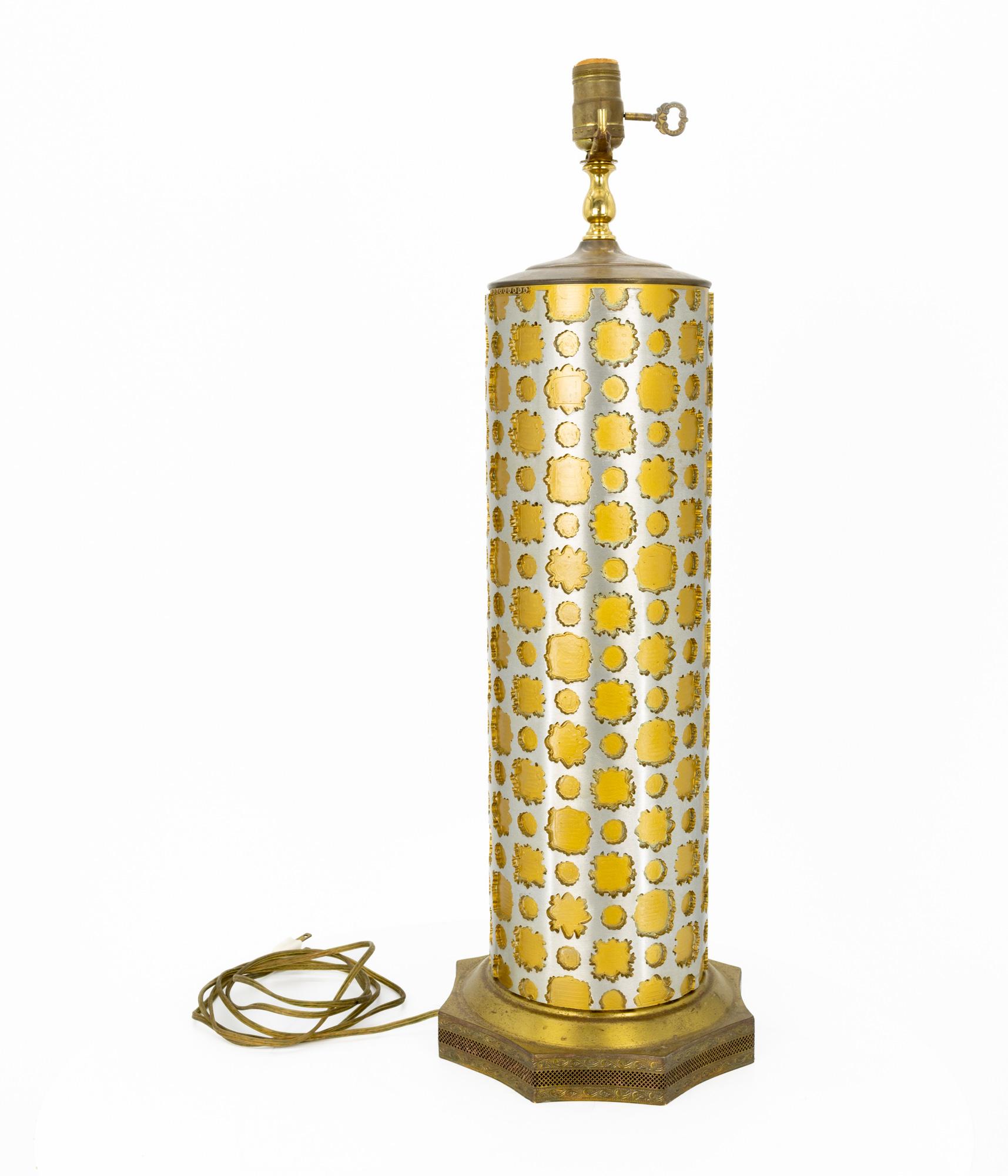 Lampada da tavolo con interruttore a chiave d'oro e d'argento di metà secolo

Questo pezzo misura: 9 pollici di larghezza x 9 di profondità x 26,5 pollici di altezza e pesa 15,5 libbre.

Eccellenti condizioni vintage

Scattiamo le nostre foto