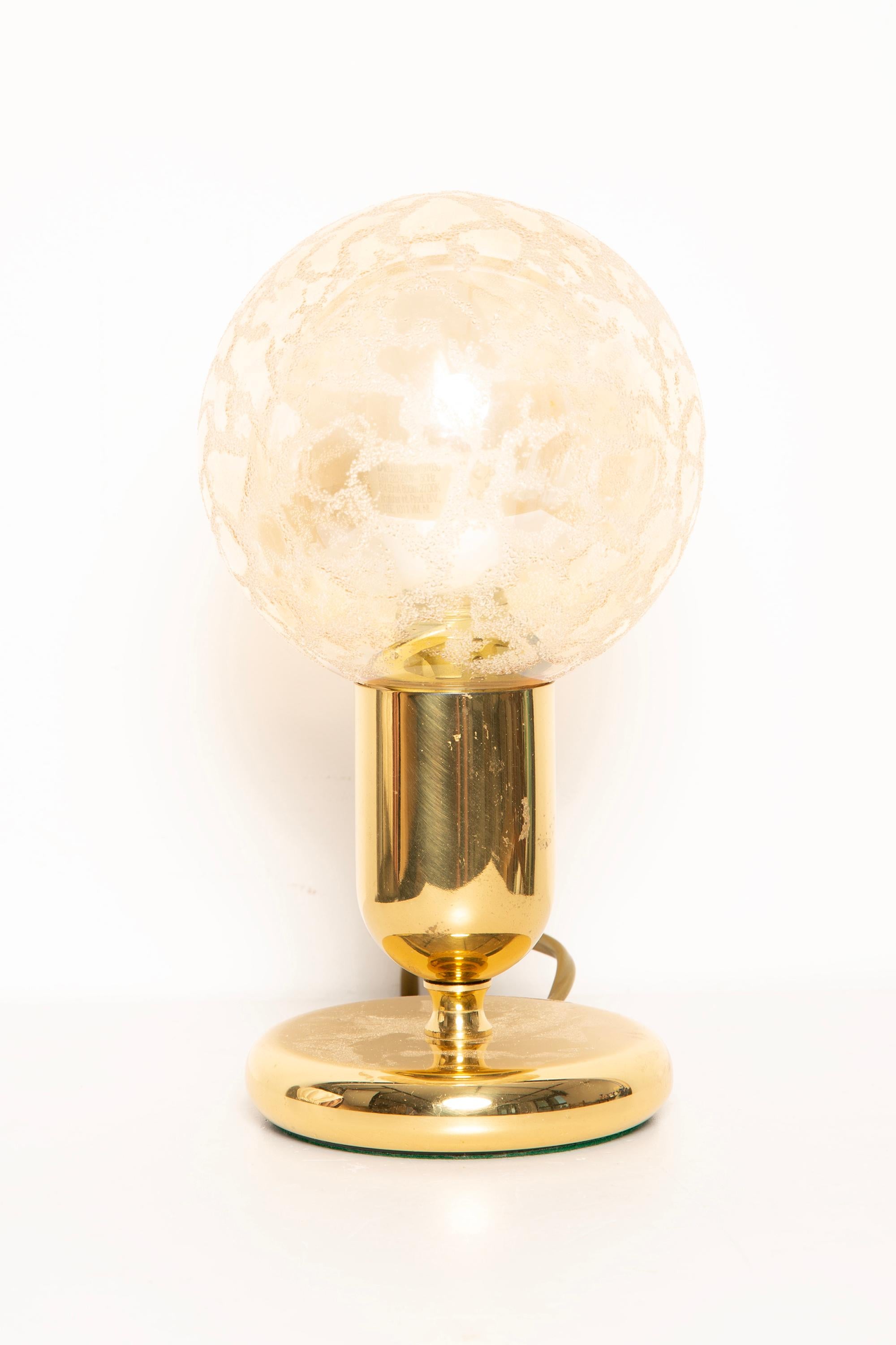Lámpara de sobremesa de mediados de siglo diseñada y fabricada en Alemania durante la década de 1960. 

Precioso cristal y metal dorado. 
Muy buen estado original de época. 
Bombilla estándar. Sólo una pieza única.