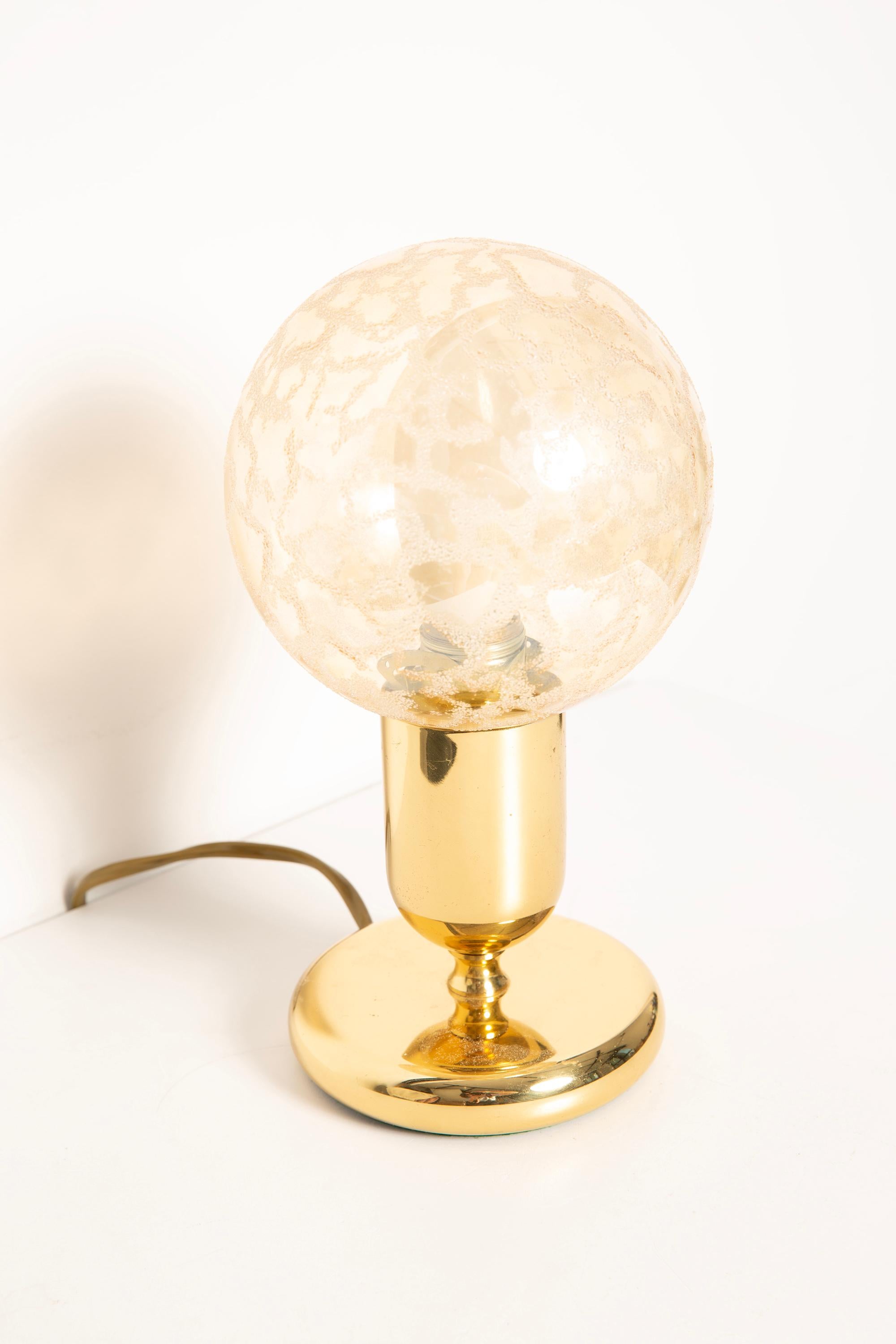 Lámpara de mesa de mediados de siglo en oro y cristal transparente, Europa, años 60 Moderno de mediados de siglo en venta