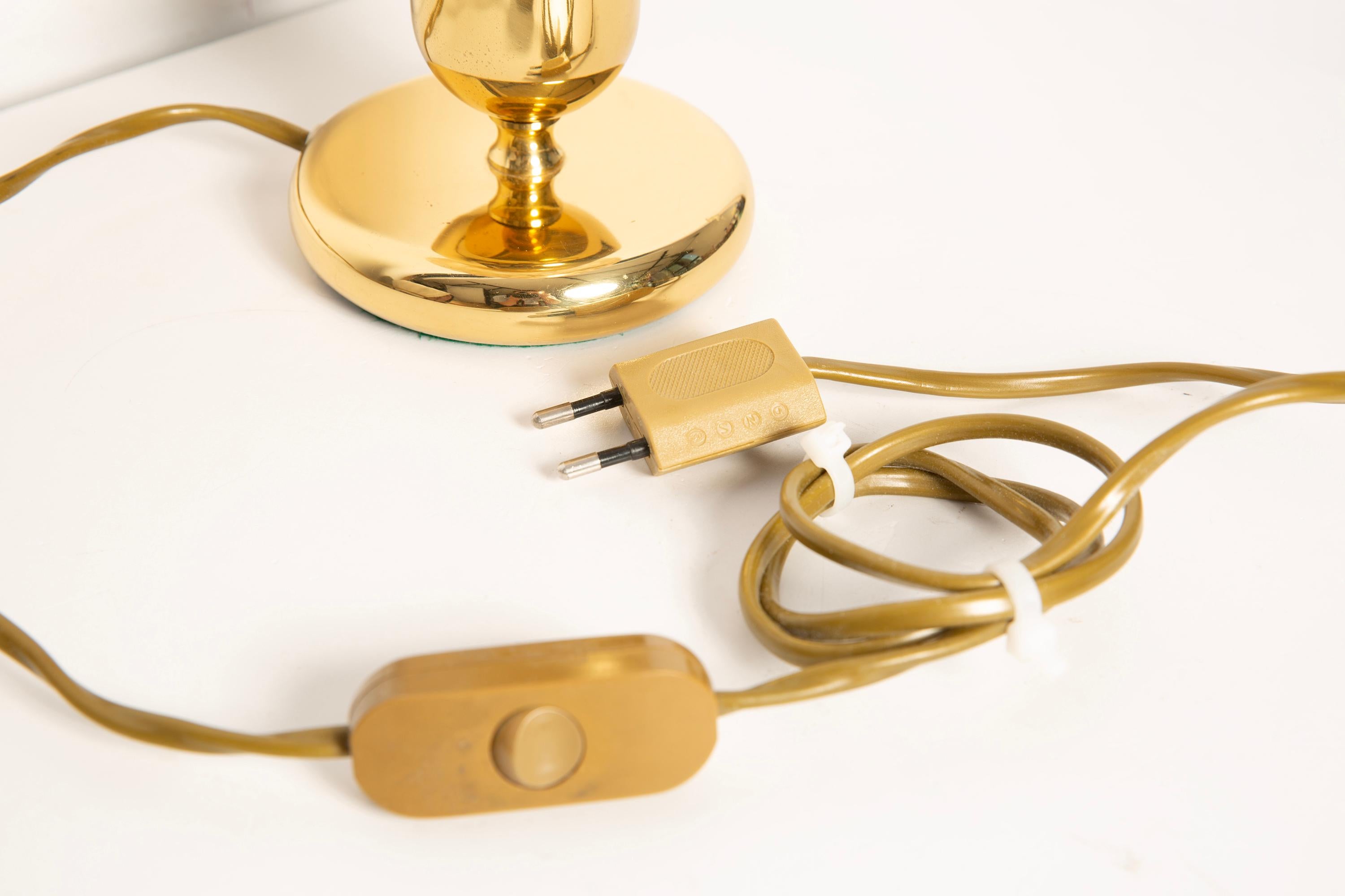 Lámpara de mesa de mediados de siglo en oro y cristal transparente, Europa, años 60 Alemán en venta