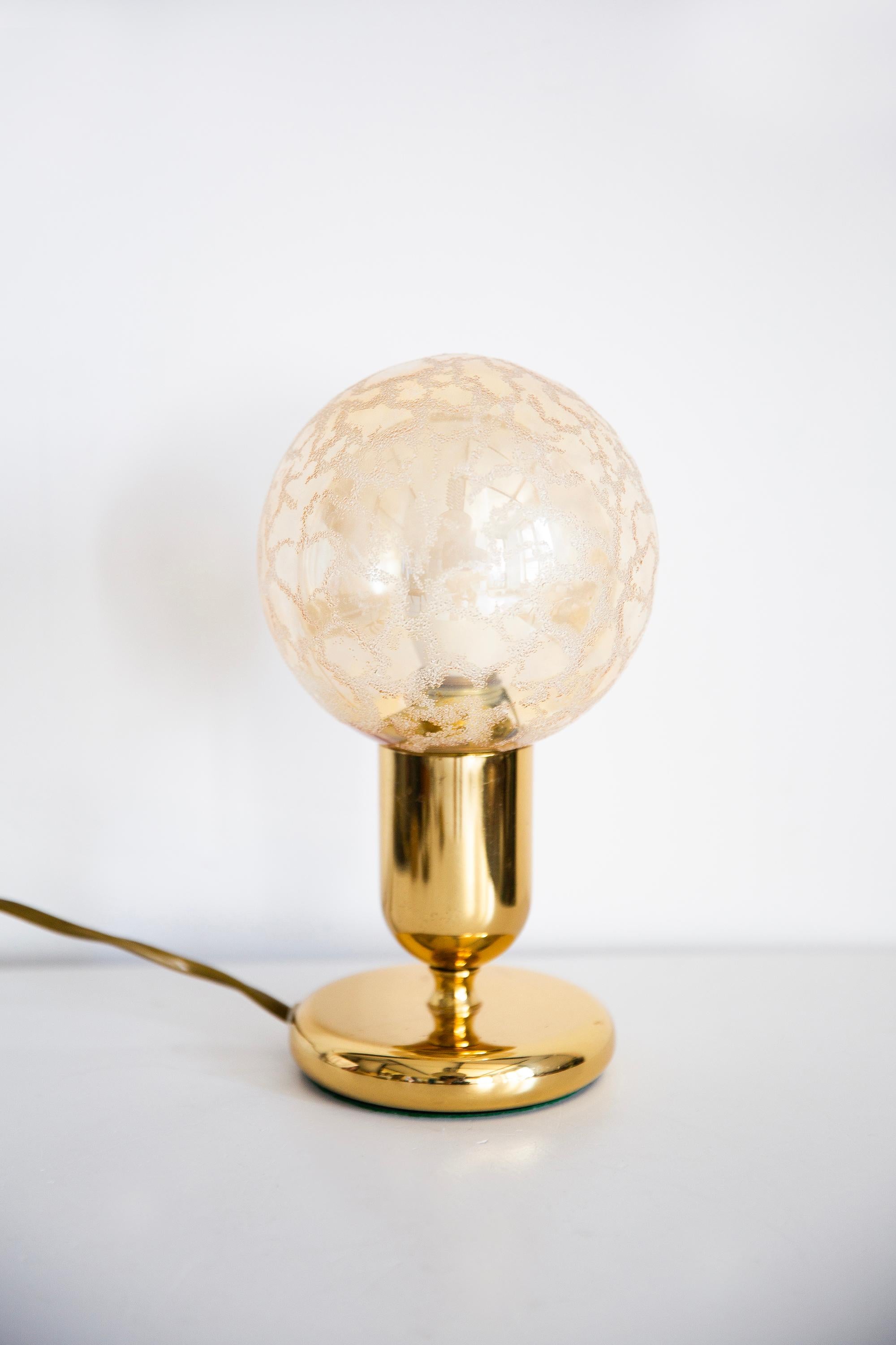 Lámpara de mesa de mediados de siglo en oro y cristal transparente, Europa, años 60 Vidrio en venta