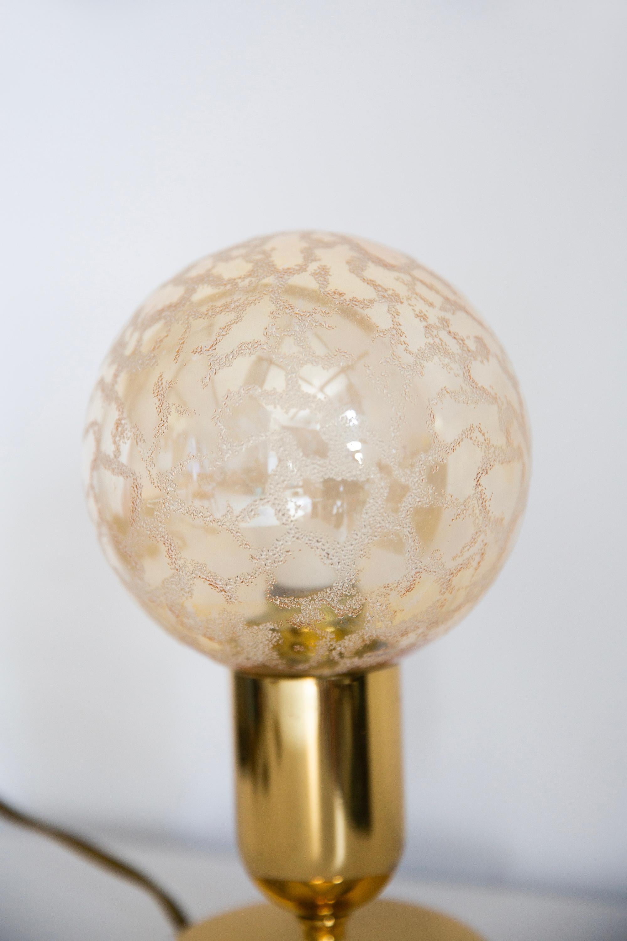Lámpara de mesa de mediados de siglo en oro y cristal transparente, Europa, años 60 en venta 1