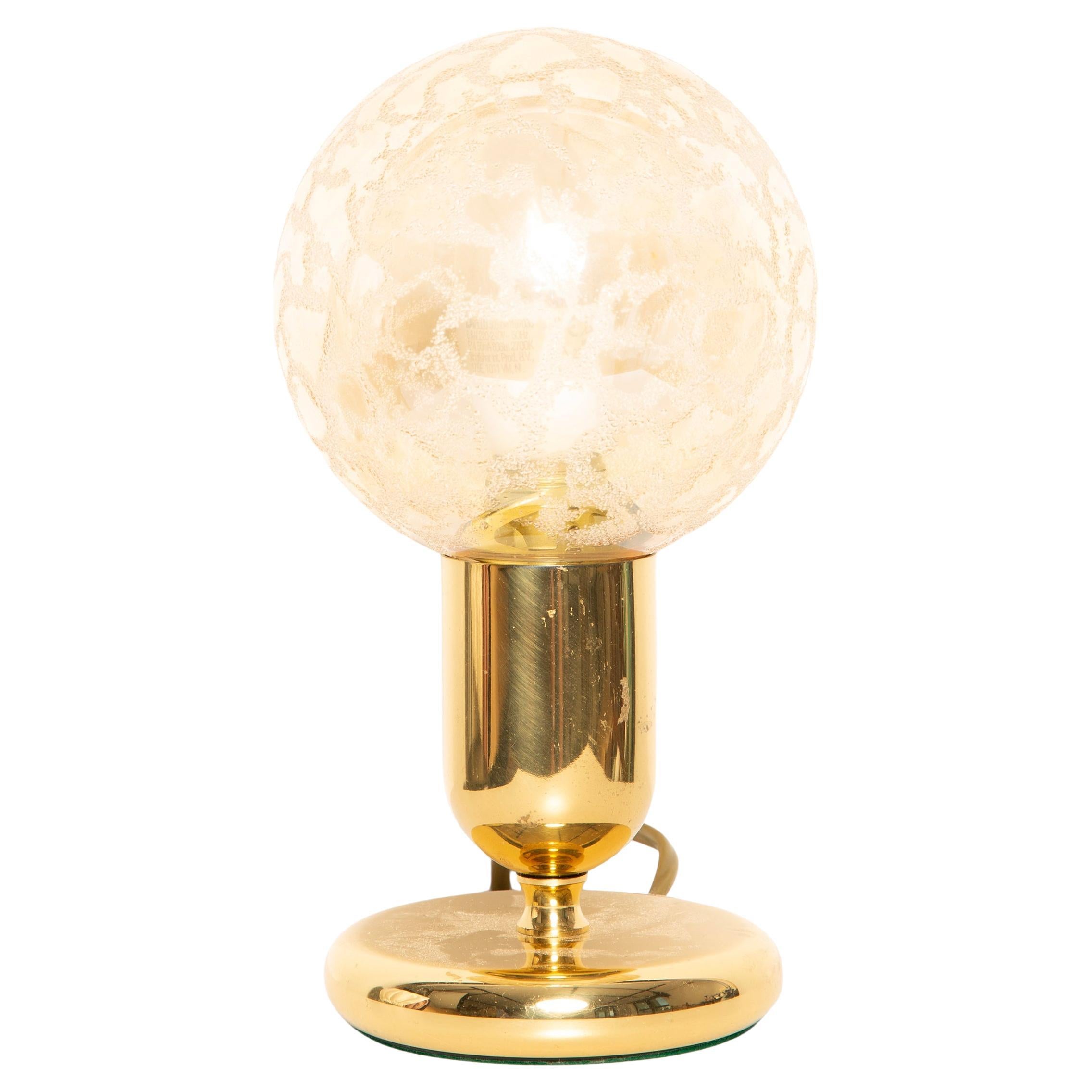 Lámpara de mesa de mediados de siglo en oro y cristal transparente, Europa, años 60 en venta