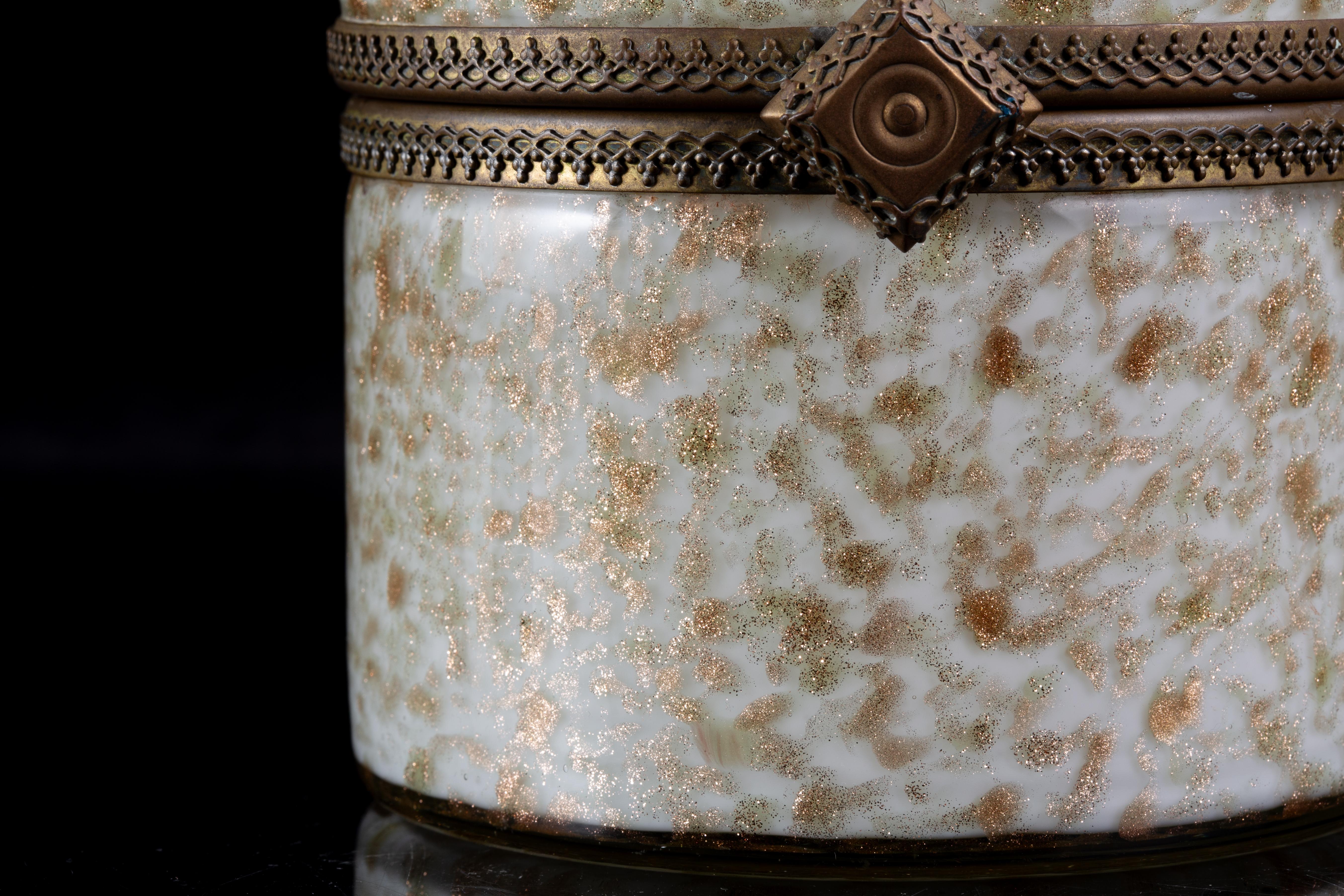 Boîte à bijoux cylindrique du milieu du siècle en verre Murano doré à l'aventurine avec charnière en bronze en vente 4