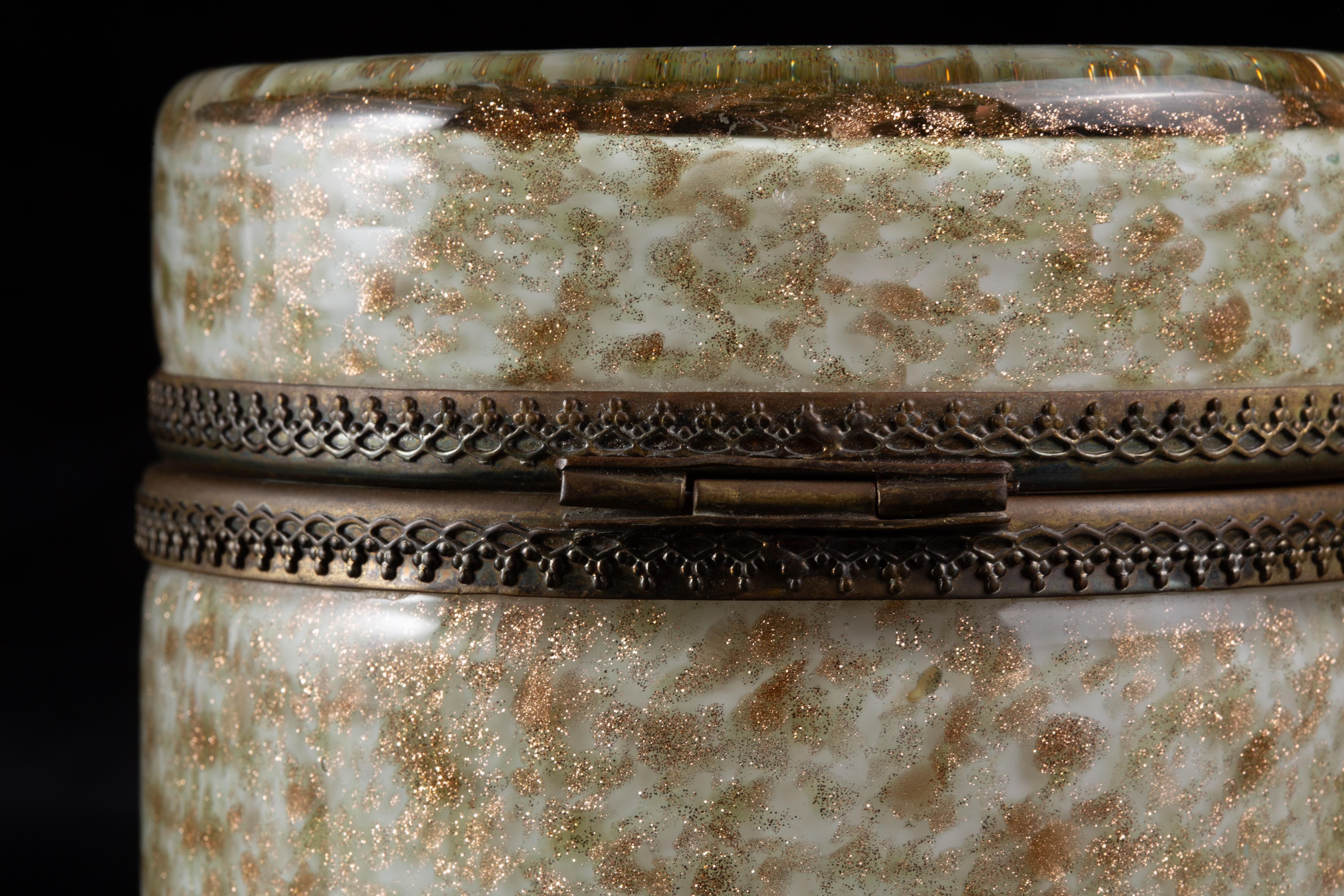 Boîte à bijoux cylindrique du milieu du siècle en verre Murano doré à l'aventurine avec charnière en bronze en vente 6