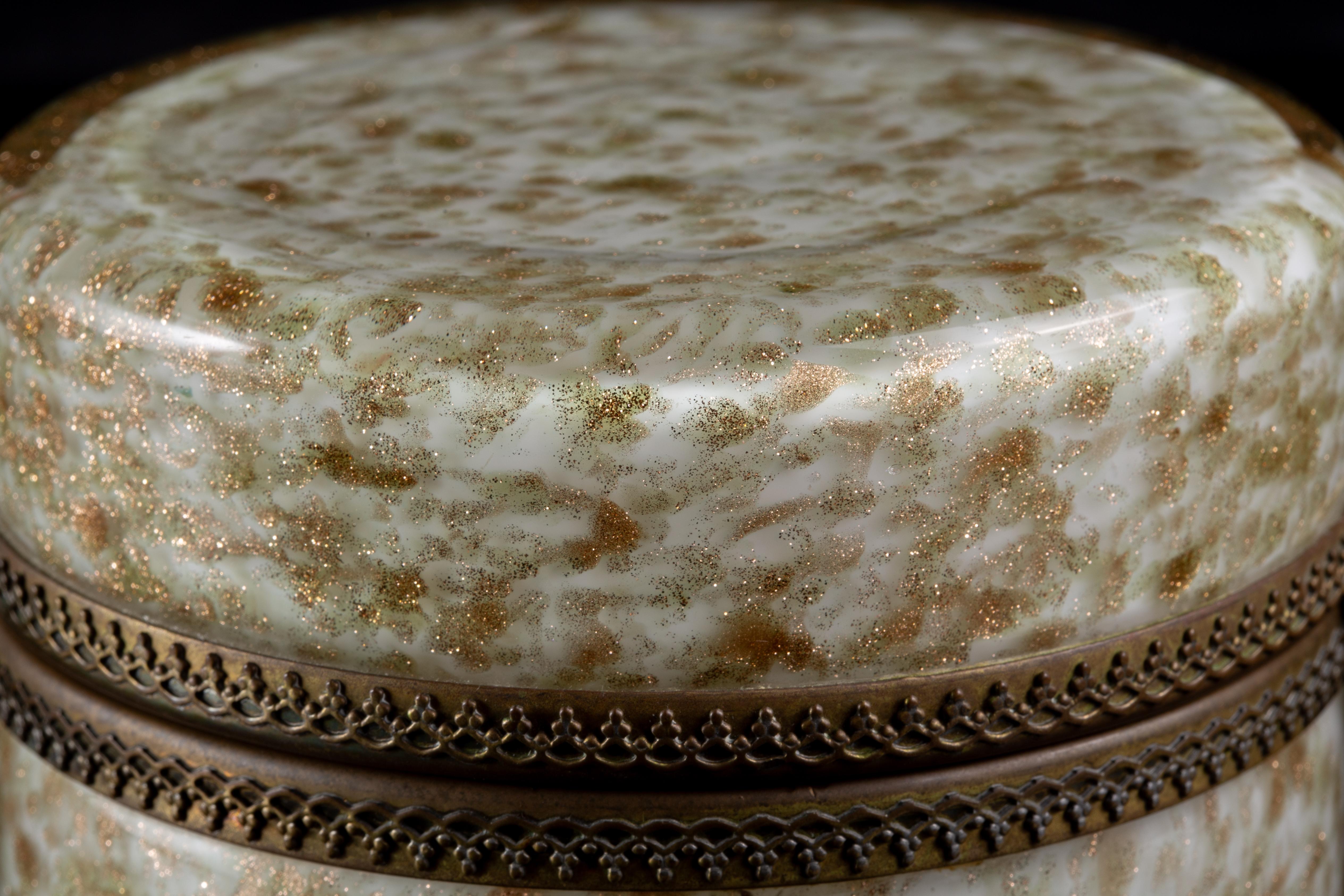 Boîte à bijoux cylindrique du milieu du siècle en verre Murano doré à l'aventurine avec charnière en bronze en vente 7