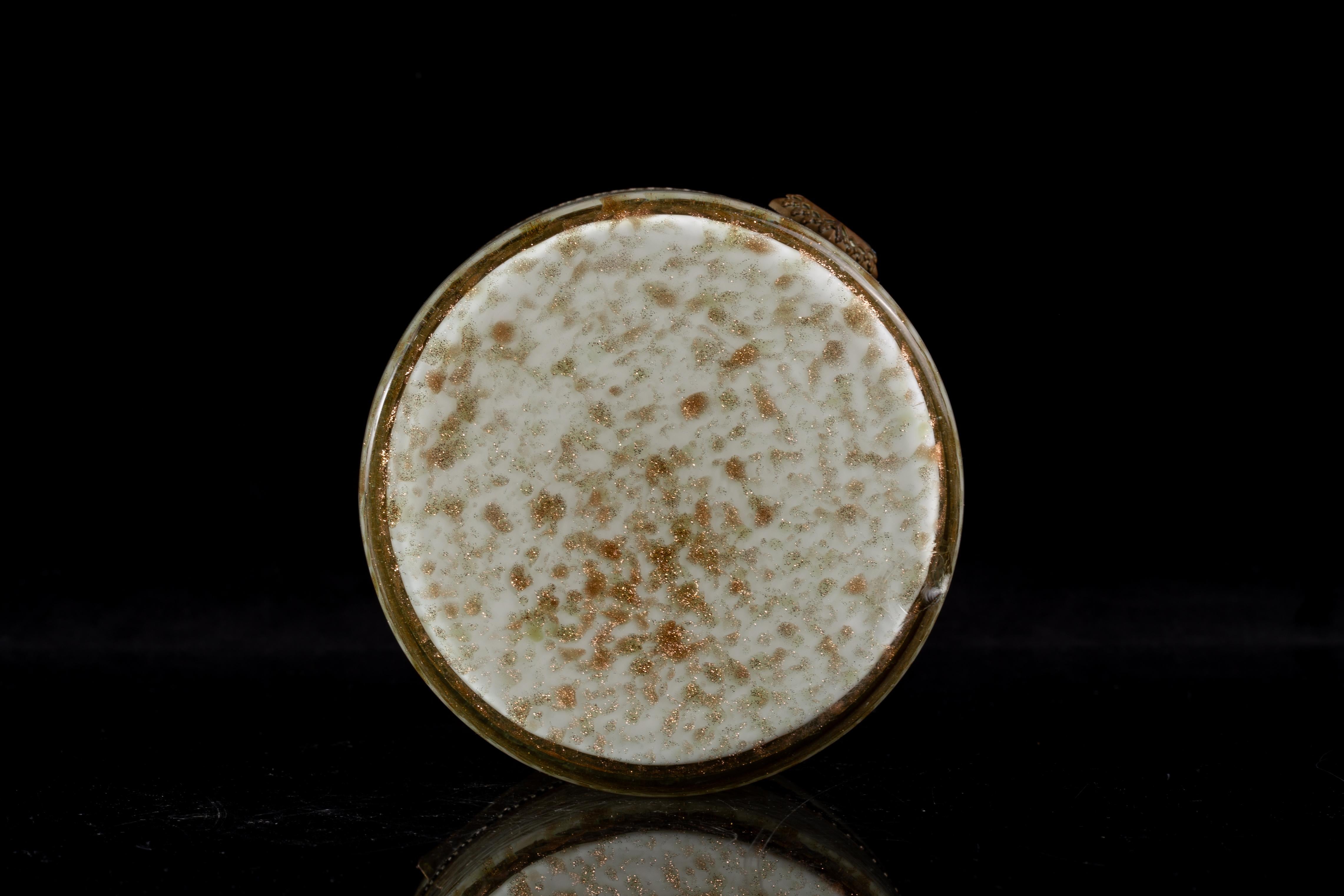 Boîte à bijoux cylindrique du milieu du siècle en verre Murano doré à l'aventurine avec charnière en bronze en vente 8