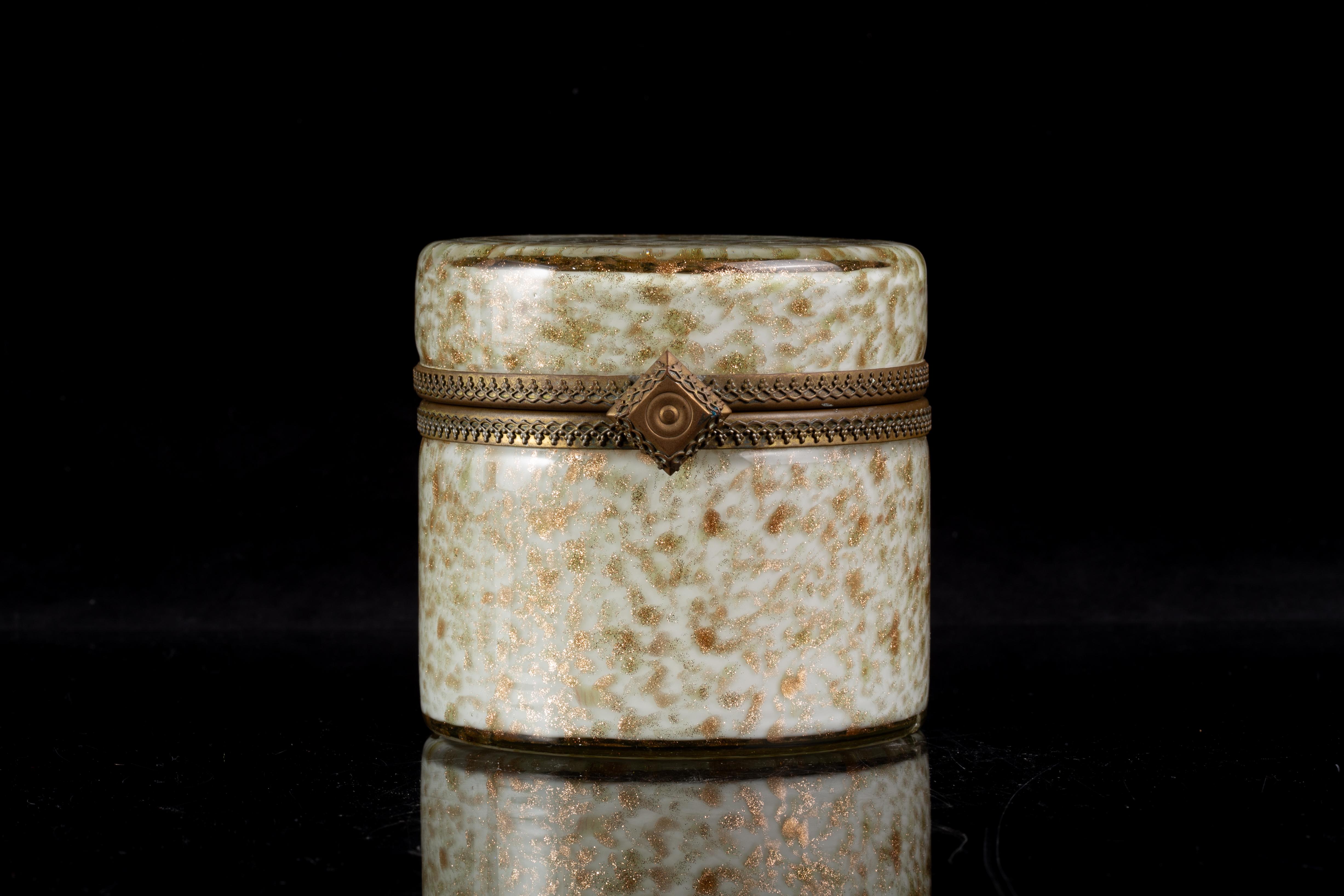 Doré Boîte à bijoux cylindrique du milieu du siècle en verre Murano doré à l'aventurine avec charnière en bronze en vente