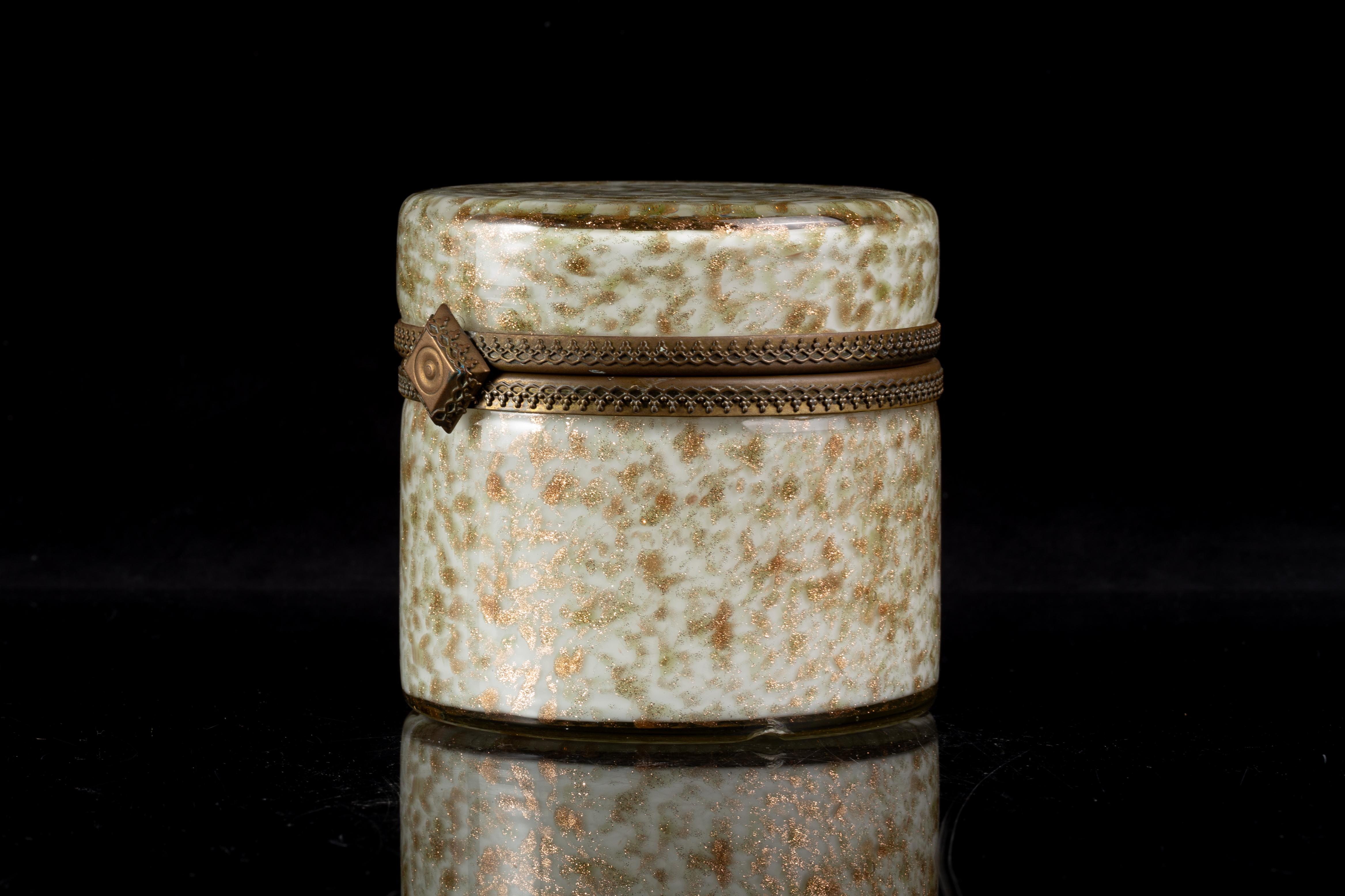 Boîte à bijoux cylindrique du milieu du siècle en verre Murano doré à l'aventurine avec charnière en bronze Excellent état - En vente à New York, NY