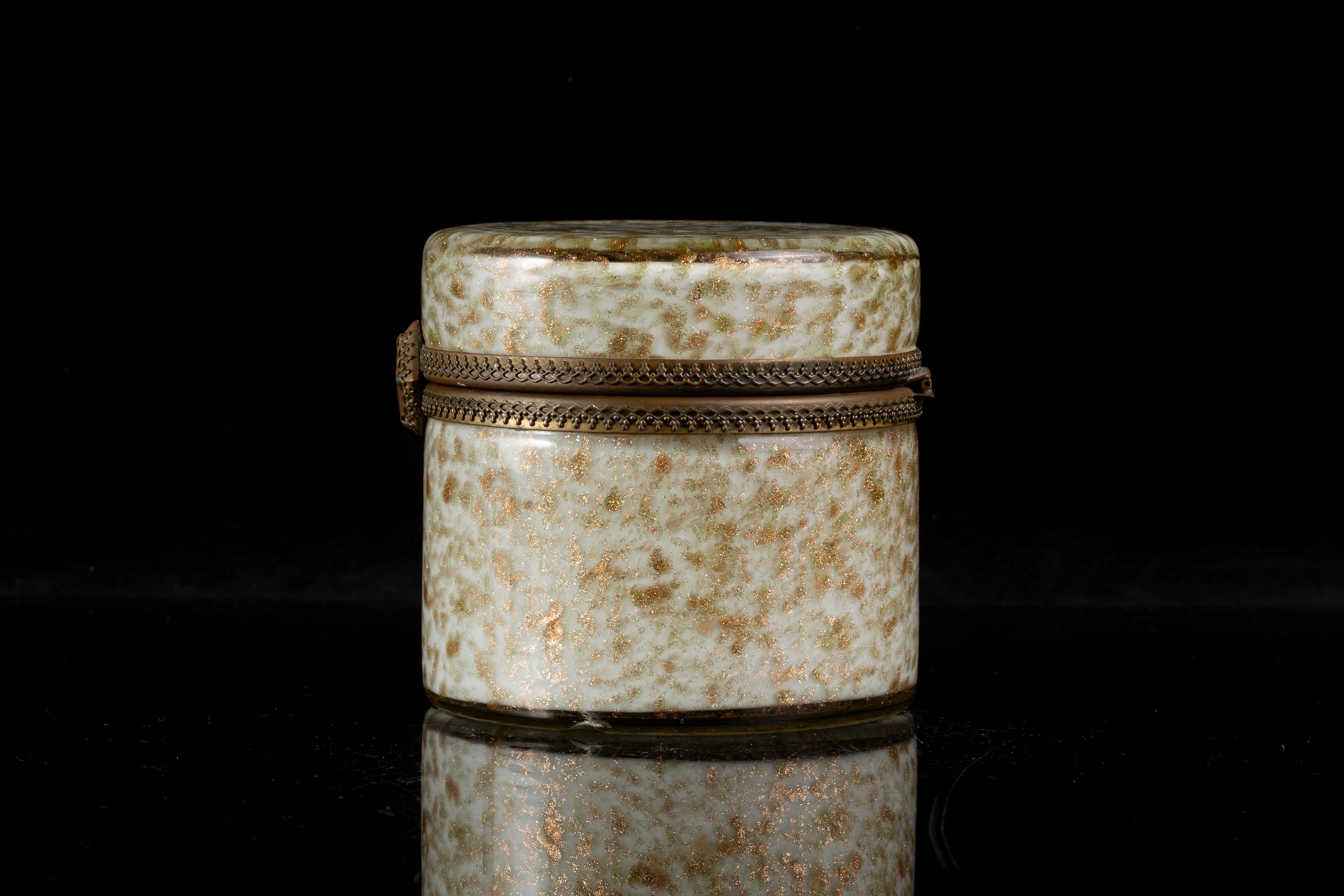 Milieu du XXe siècle Boîte à bijoux cylindrique du milieu du siècle en verre Murano doré à l'aventurine avec charnière en bronze en vente