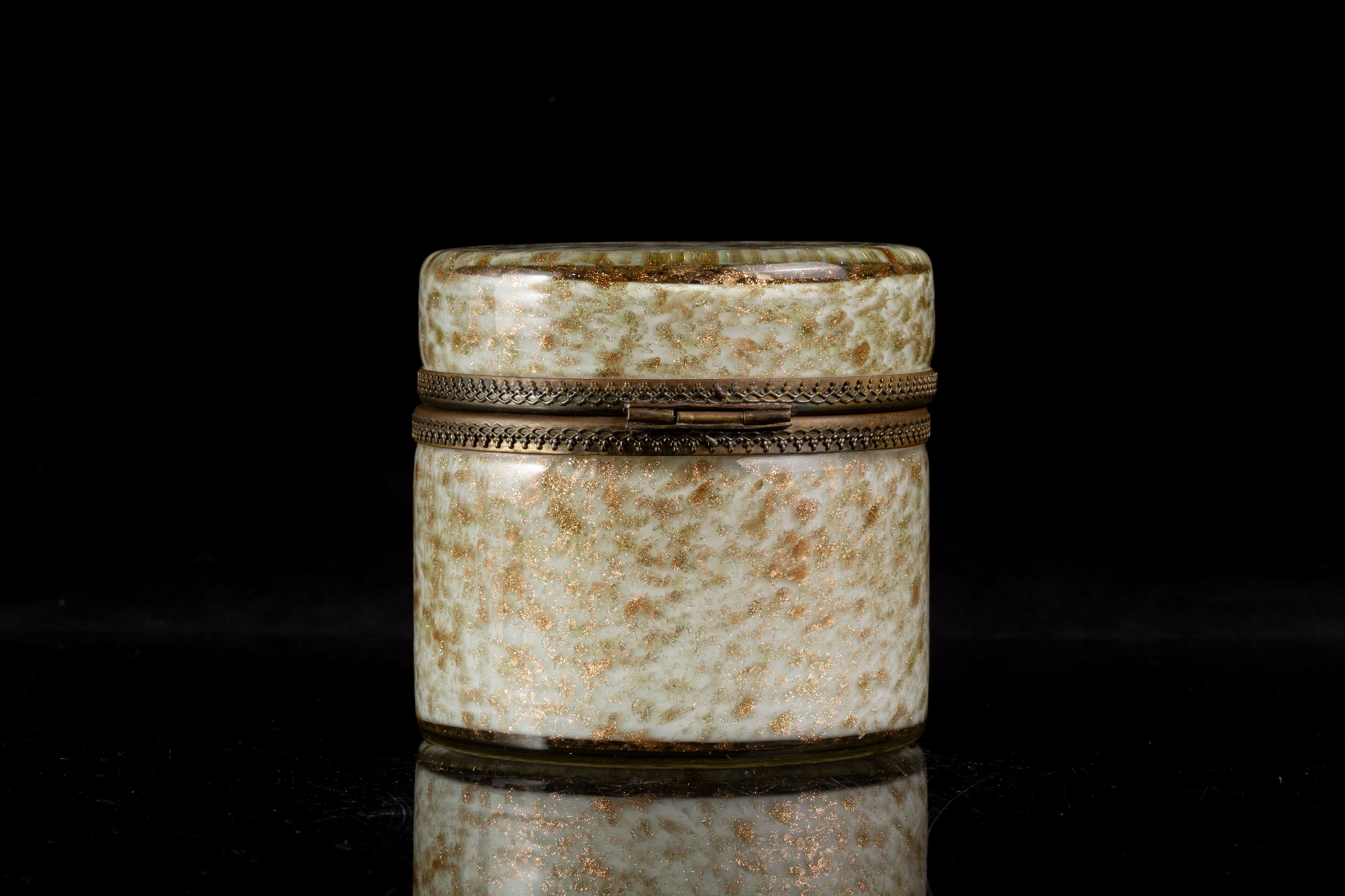 Bronze Boîte à bijoux cylindrique du milieu du siècle en verre Murano doré à l'aventurine avec charnière en bronze en vente