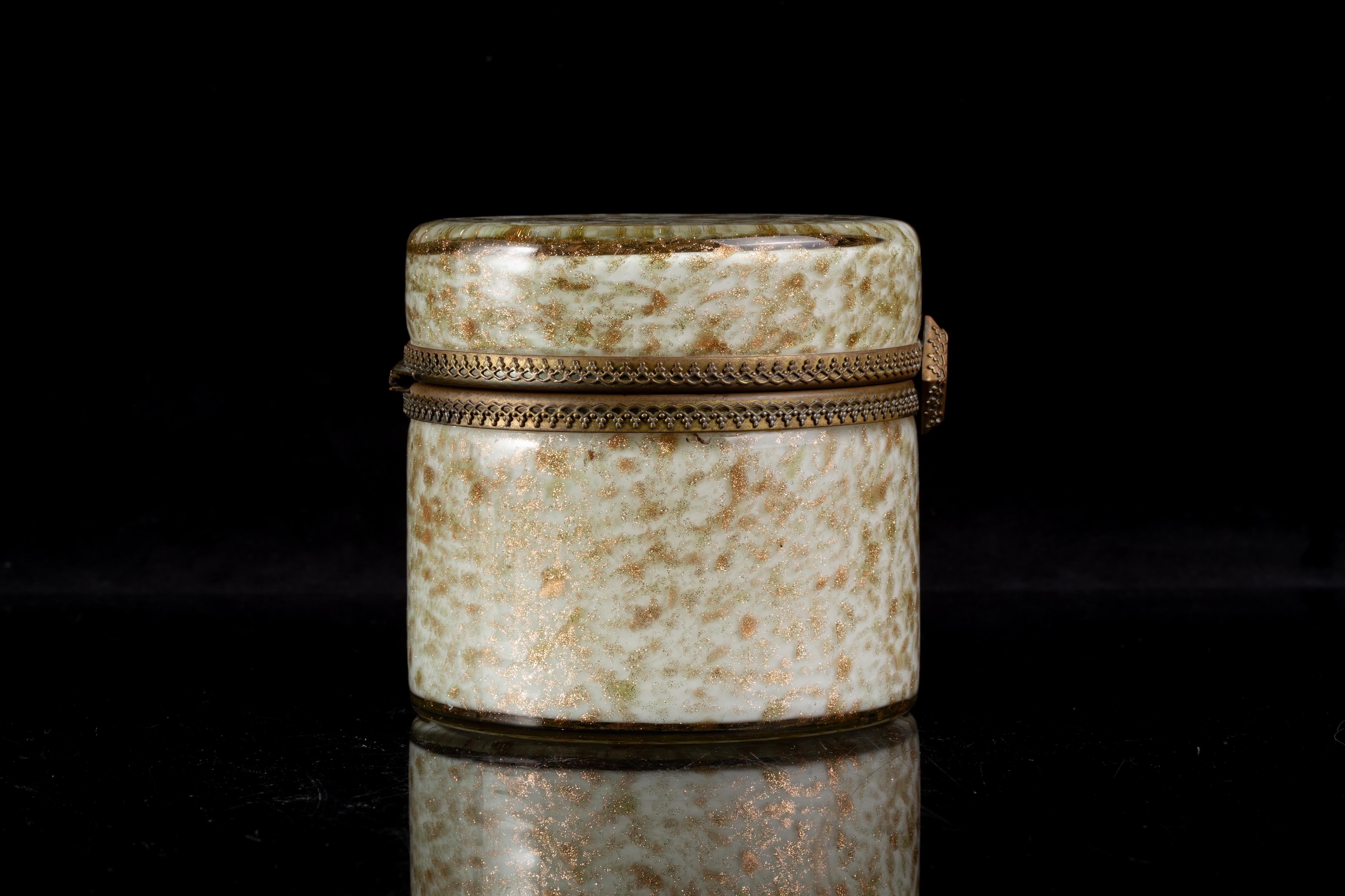 Boîte à bijoux cylindrique du milieu du siècle en verre Murano doré à l'aventurine avec charnière en bronze en vente 1