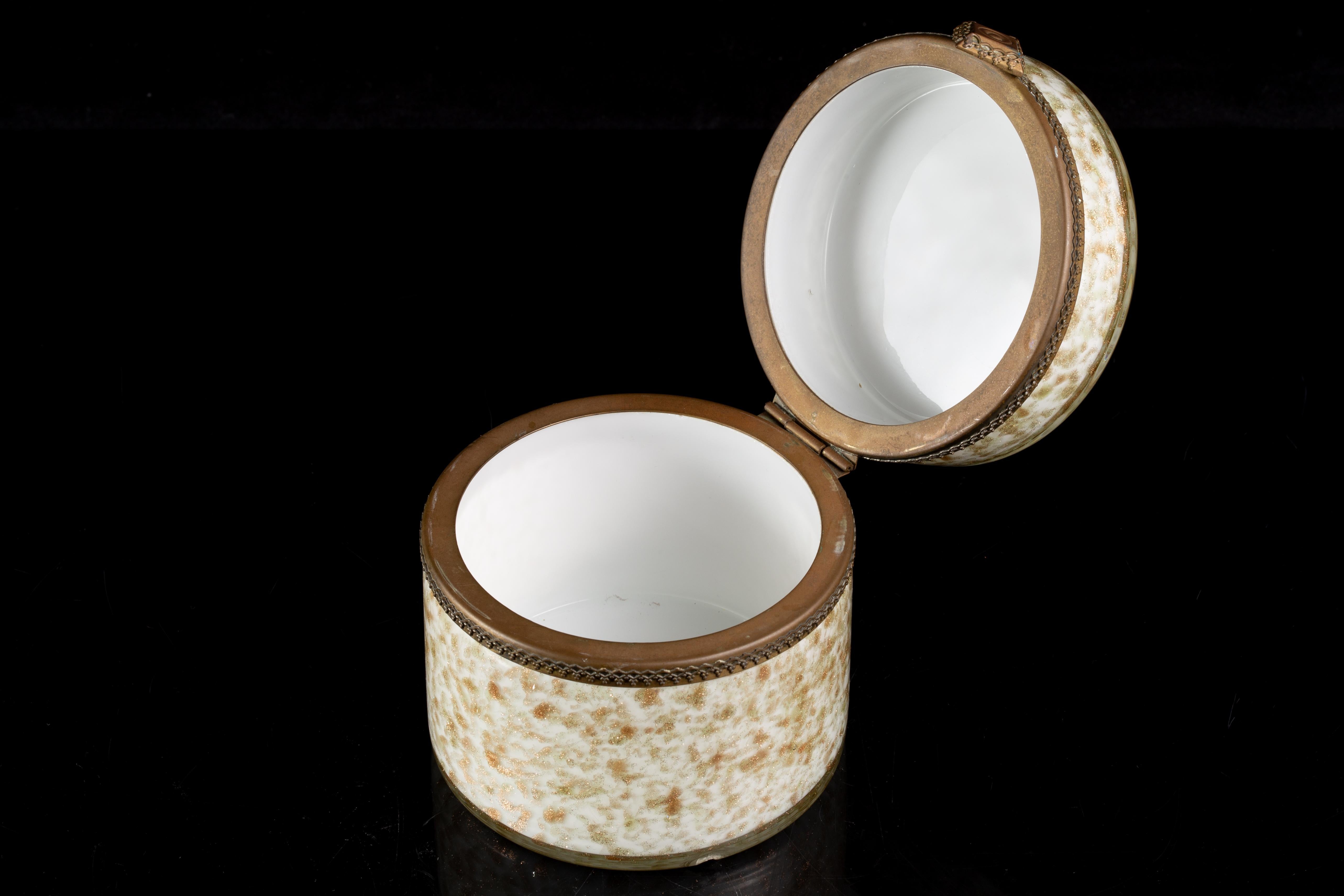 Boîte à bijoux cylindrique du milieu du siècle en verre Murano doré à l'aventurine avec charnière en bronze en vente 2