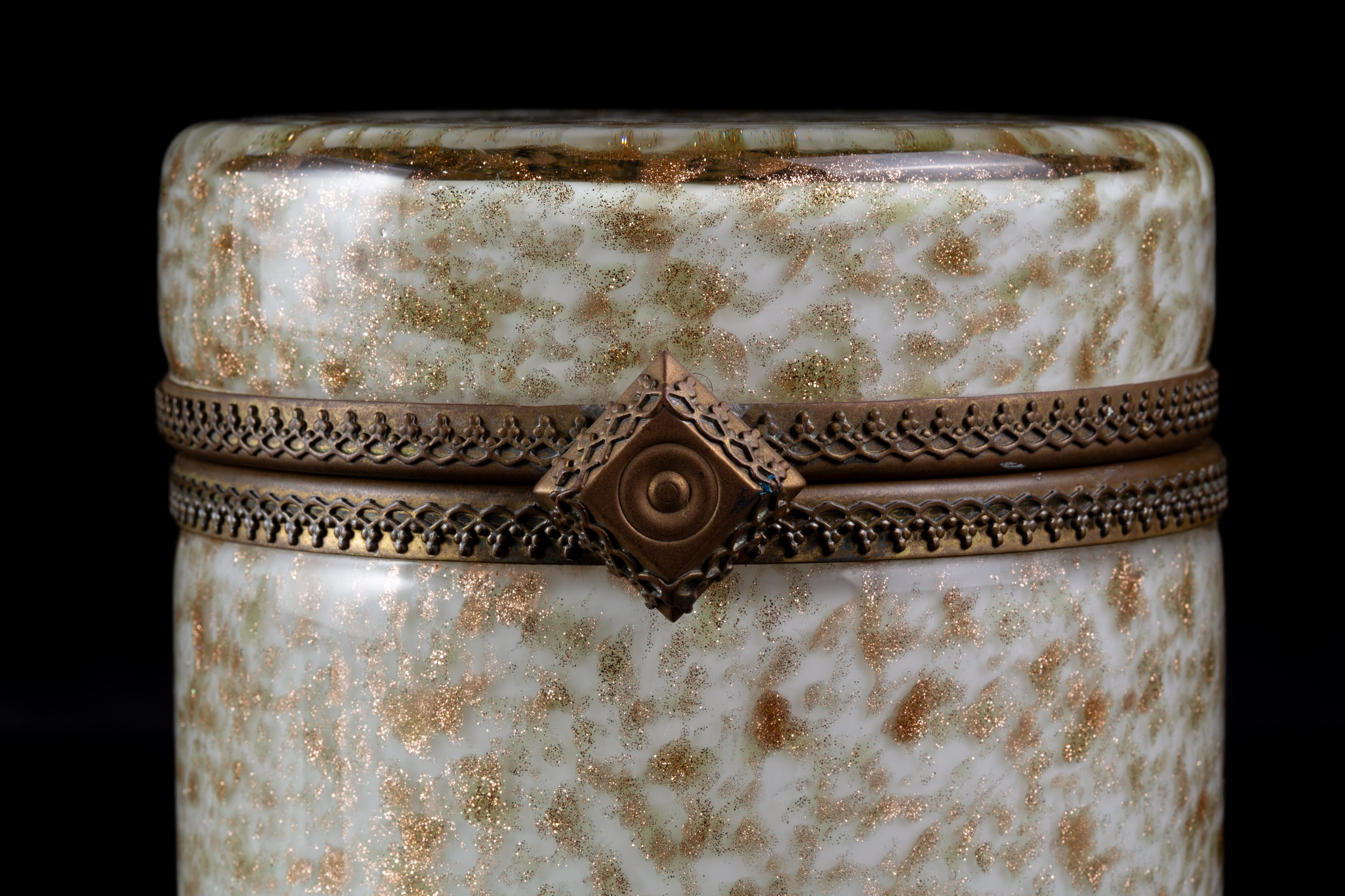 Boîte à bijoux cylindrique du milieu du siècle en verre Murano doré à l'aventurine avec charnière en bronze en vente 3