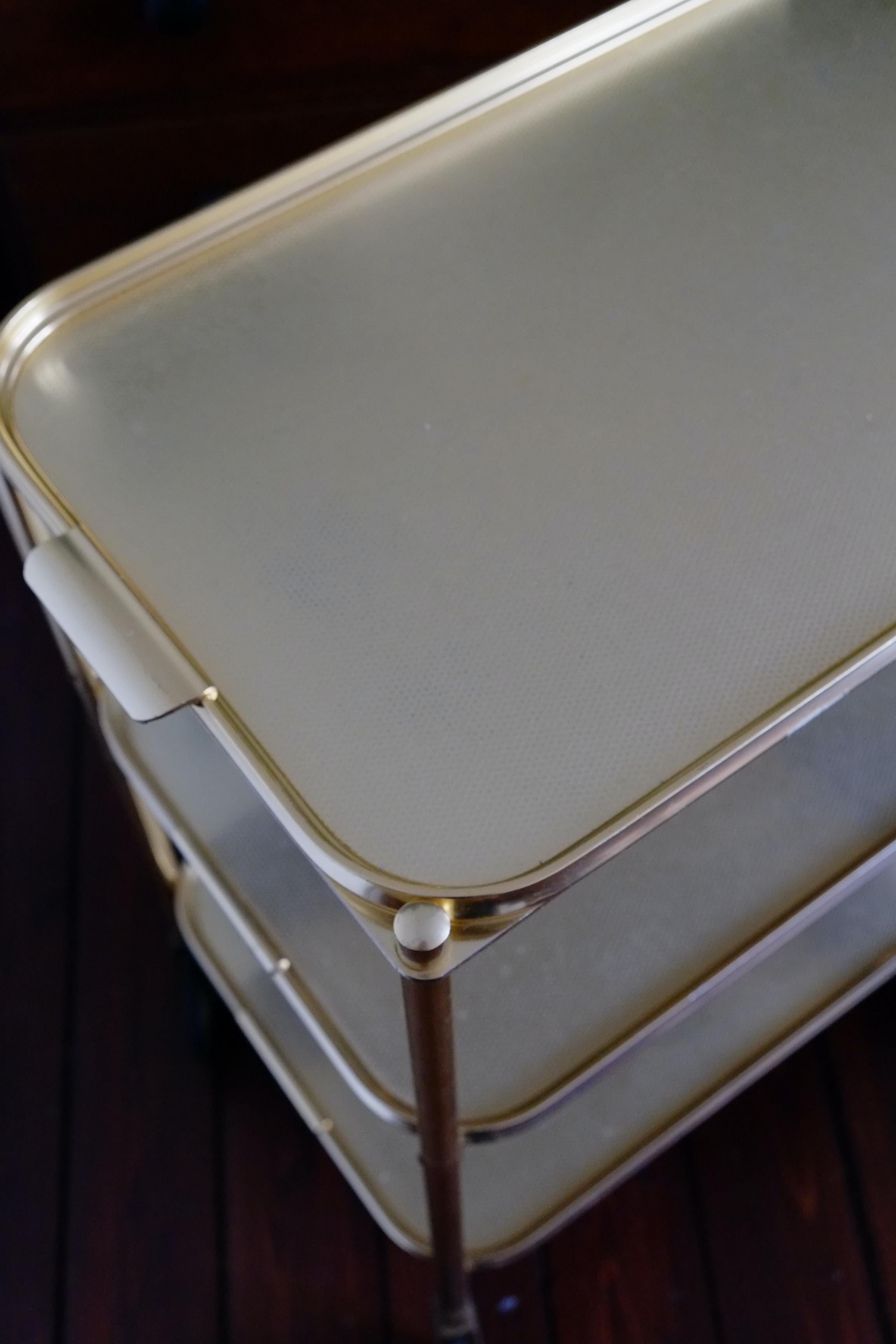Chariot de bar / desserte en or du milieu du siècle dernier en vente 2