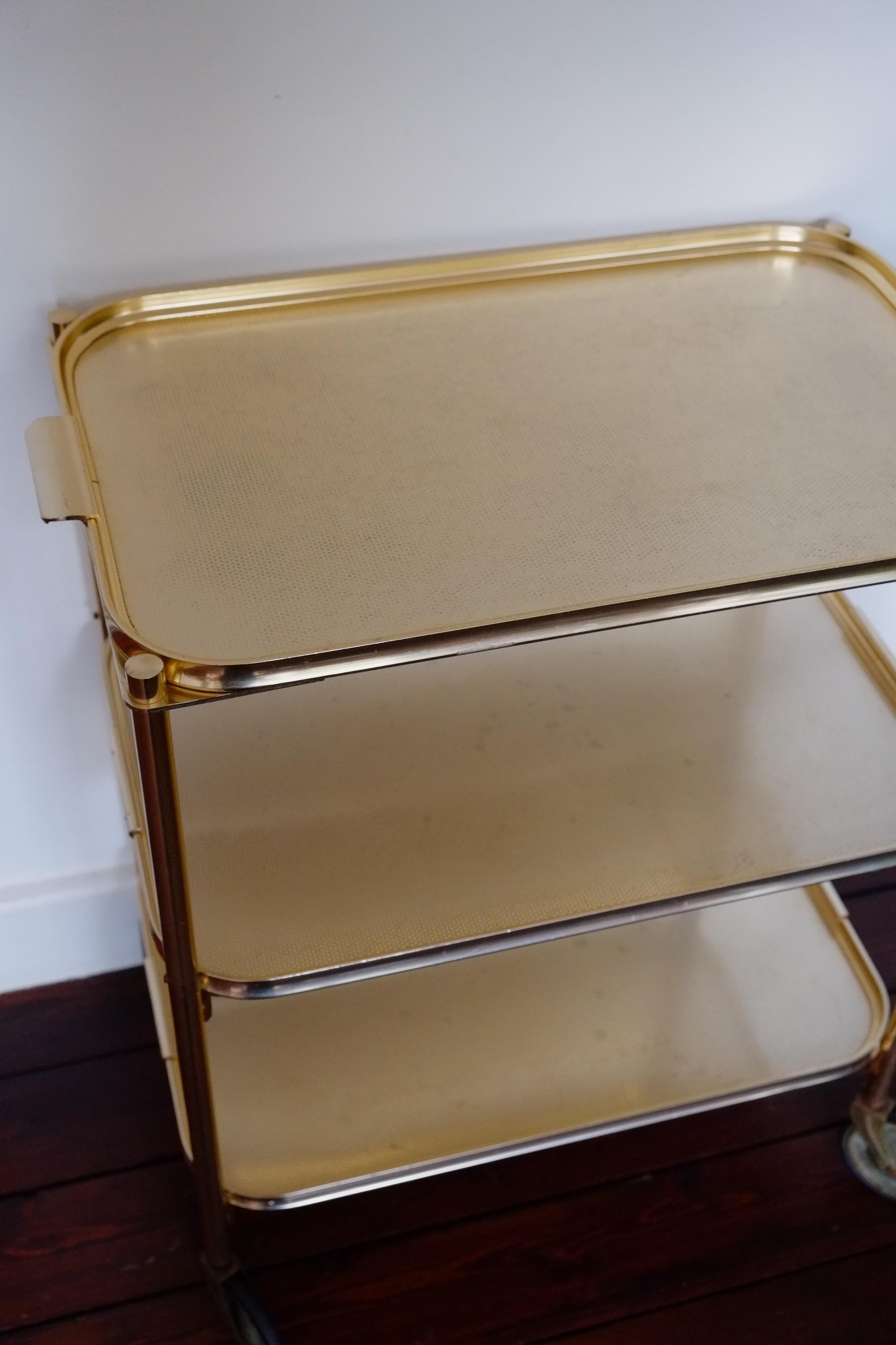 Chariot de bar / desserte en or du milieu du siècle dernier en vente 6